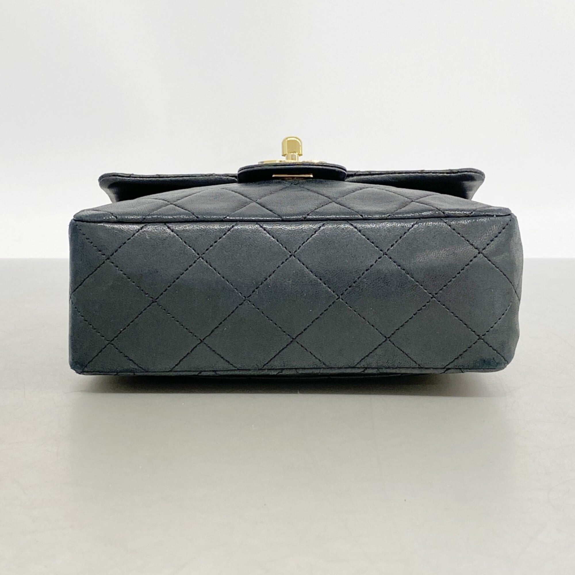 Chanel Black Leather Shoulder Bag (Pre-Owned)