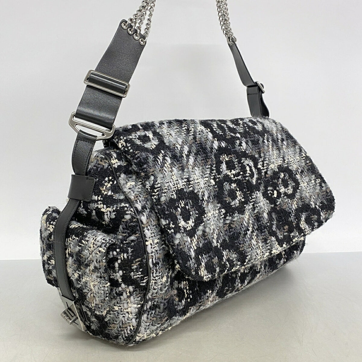 Chanel Black White Tweed Shoulder Bag (Pre-Owned)