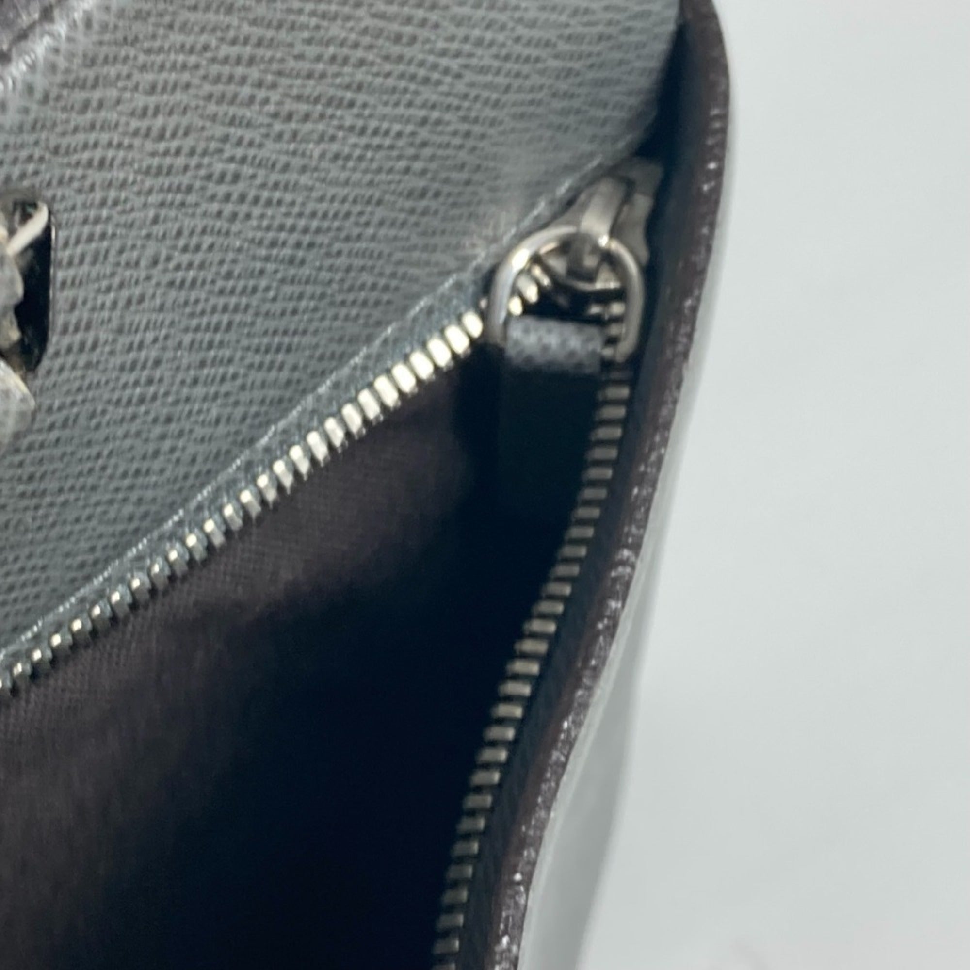 Louis Vuitton Glacier Gray Taiga Leather Leather Briefcase (Pre-Owned)
