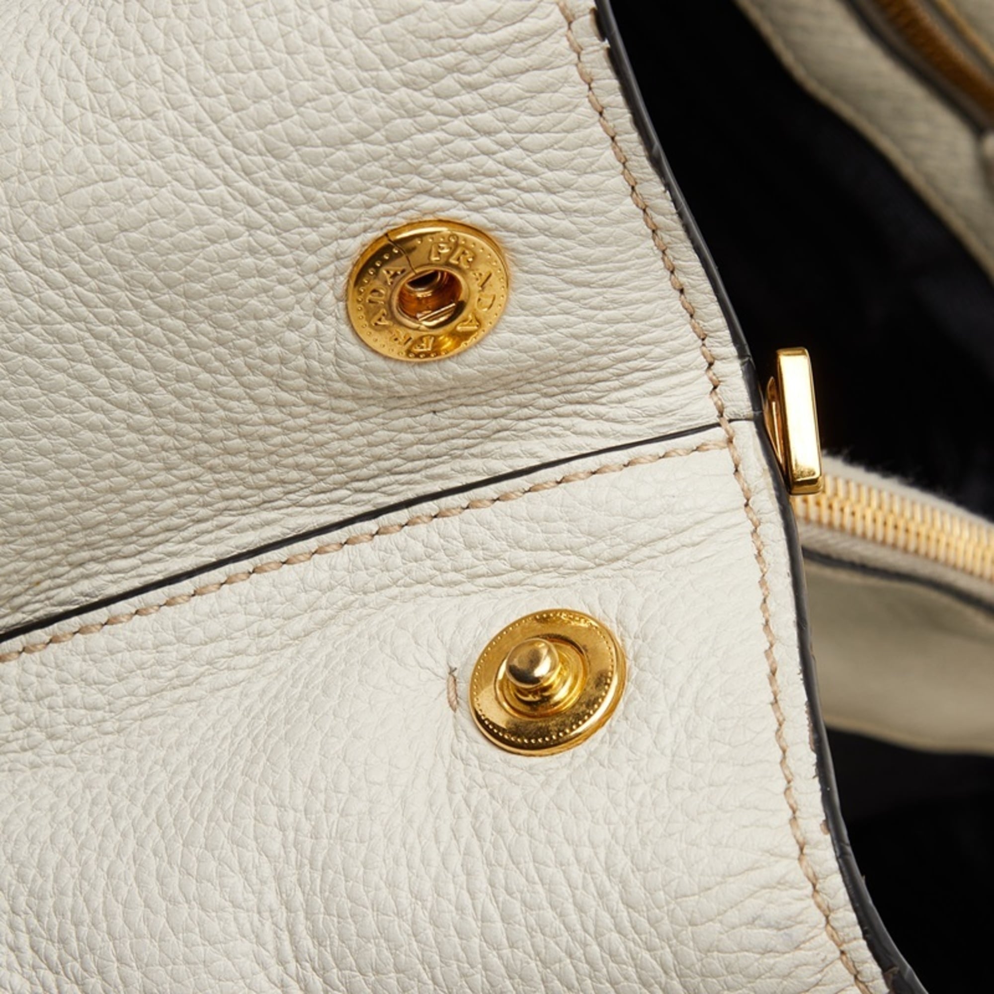 Prada White Leather Handbag Shoulder Bag (Pre-Owned)