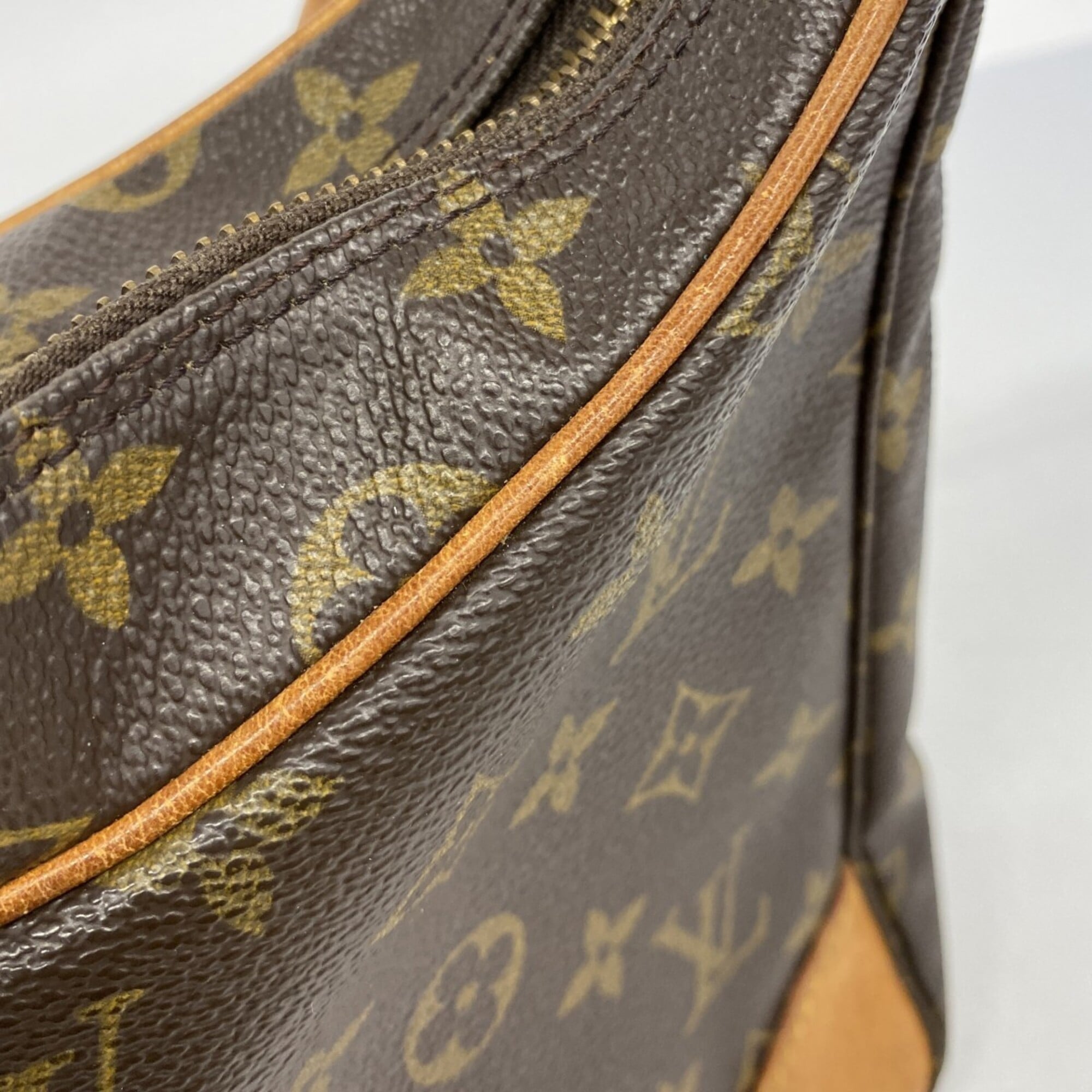 Louis Vuitton Brown Shoulder Bag (Pre-Owned)