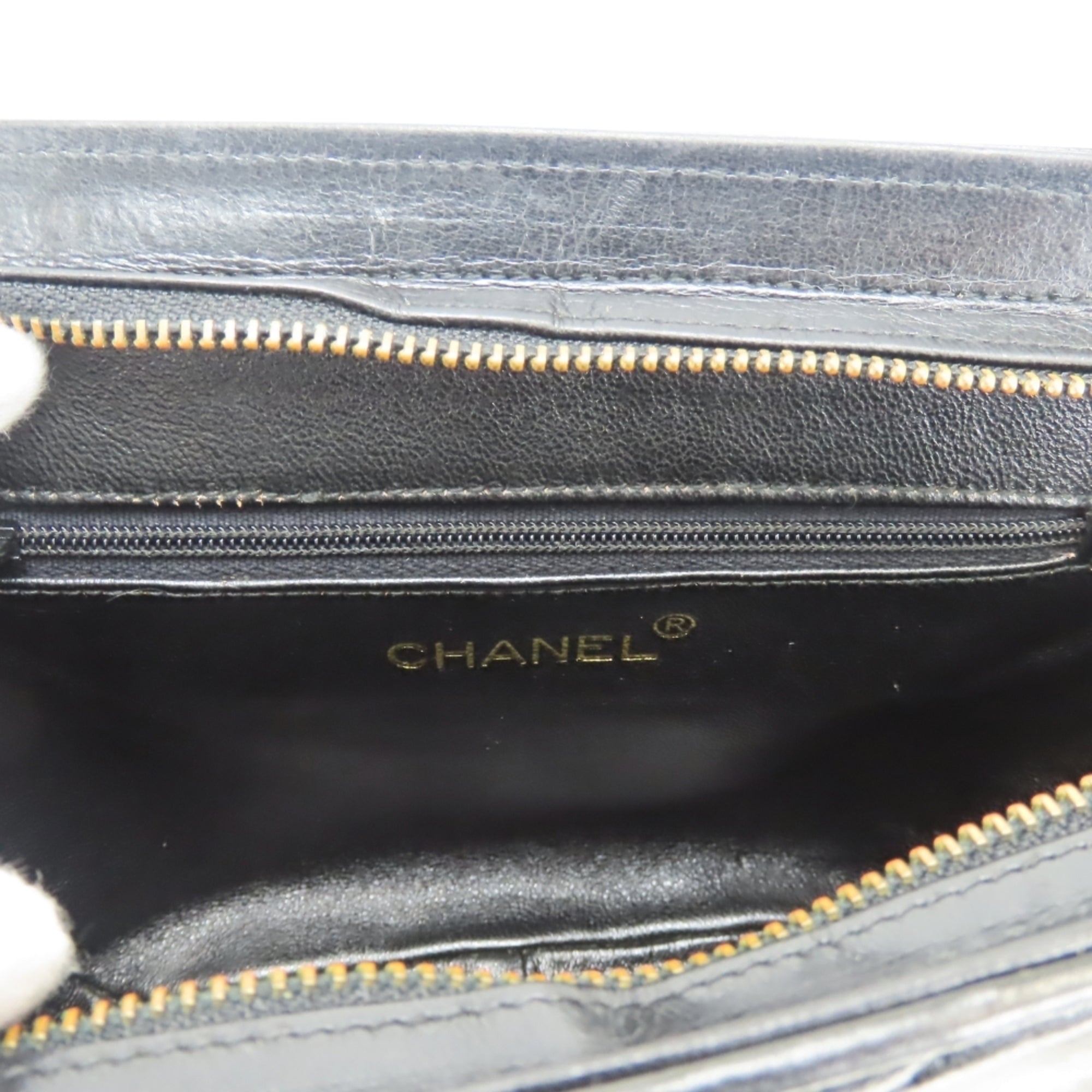 Chanel Black Leather Shoulder Bag (Pre-Owned)