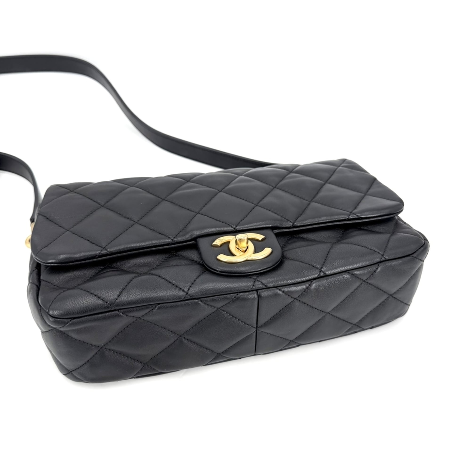 Chanel Matelasse Black Leather Shoulder Bag (Pre-Owned)