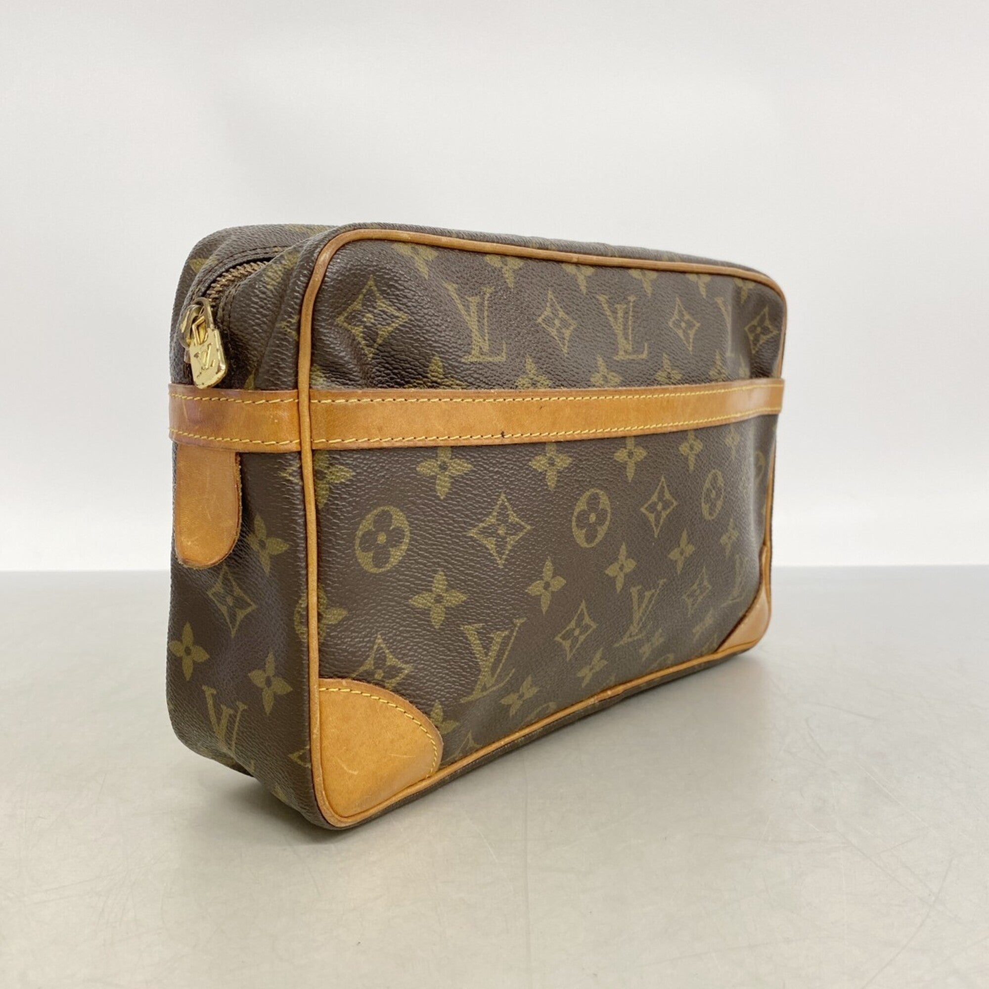 Louis Vuitton Brown Clutch Bag (Pre-Owned)