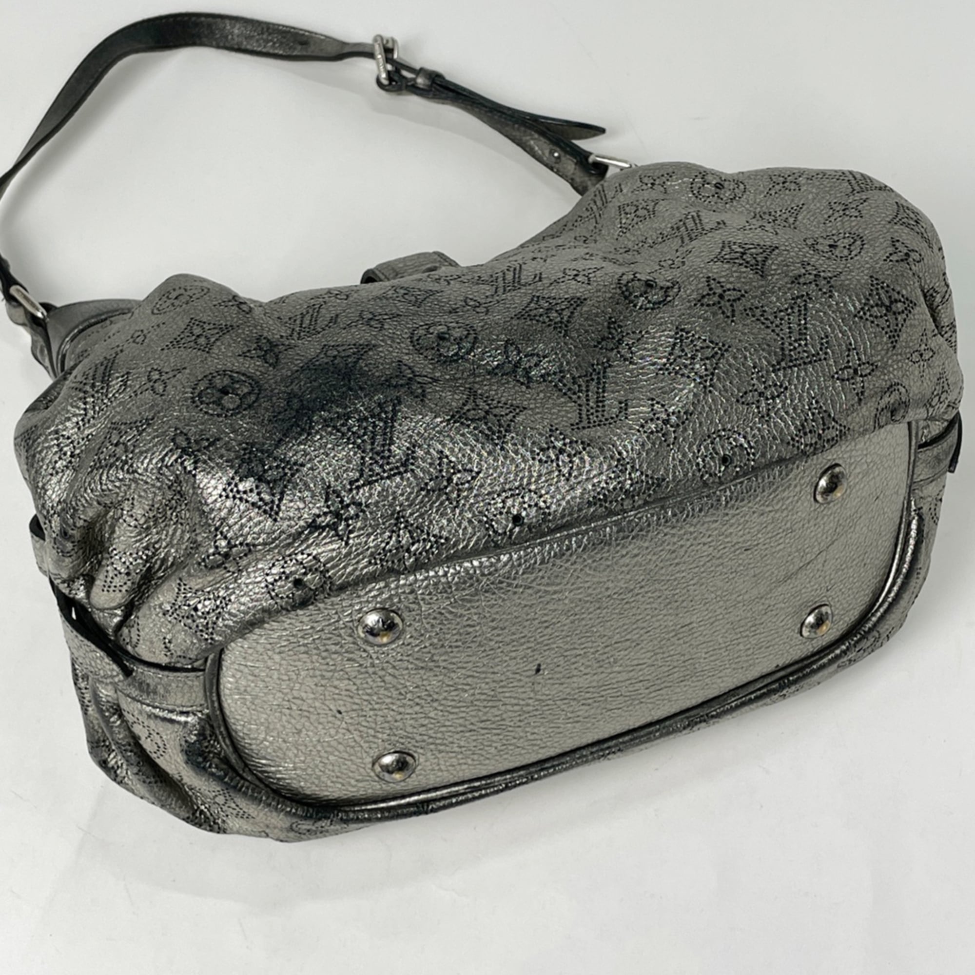 Louis Vuitton Silver Mahina Leather Shoulder Bag (Pre-Owned)