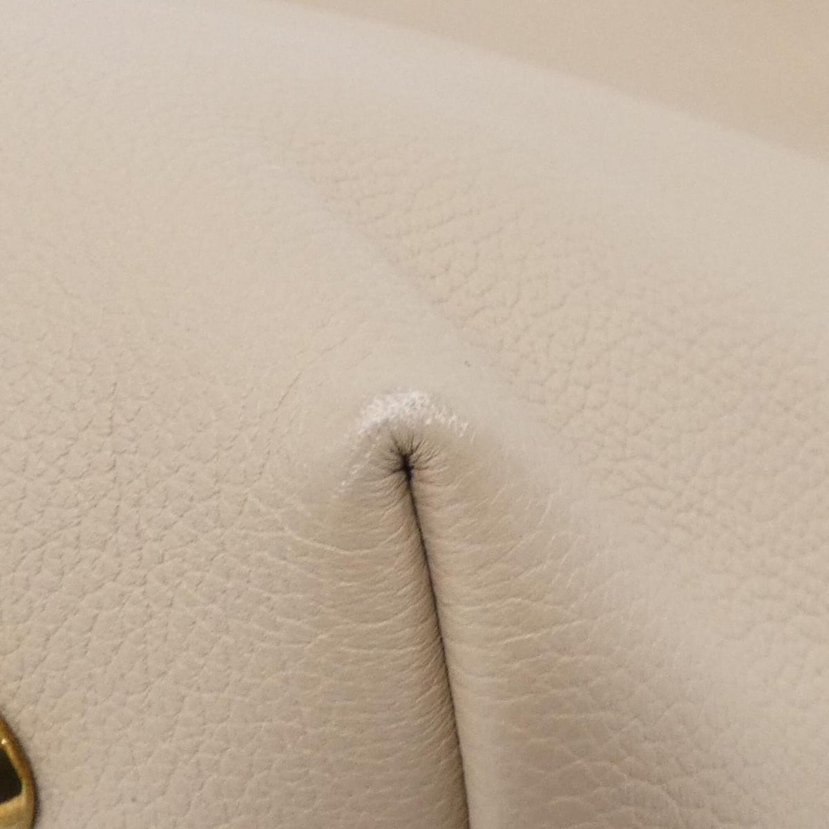 Louis Vuitton Gold Leather Shoulder Bag (Pre-Owned)