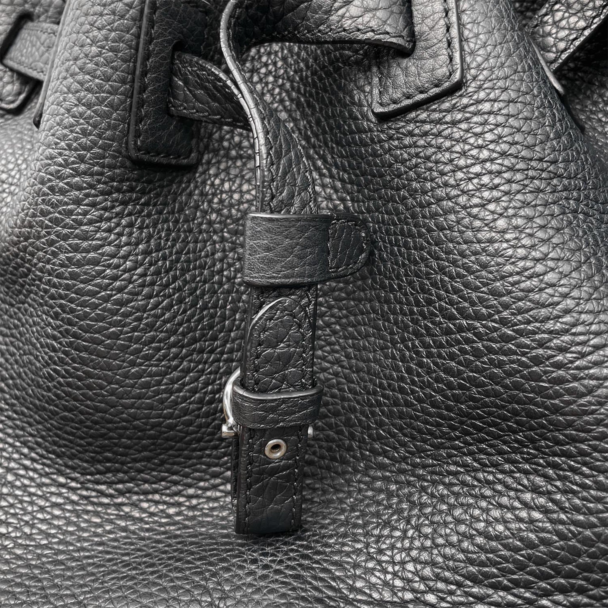 Salvatore Ferragamo Black Leather Pouch Shoulder Bag (Pre-Owned)