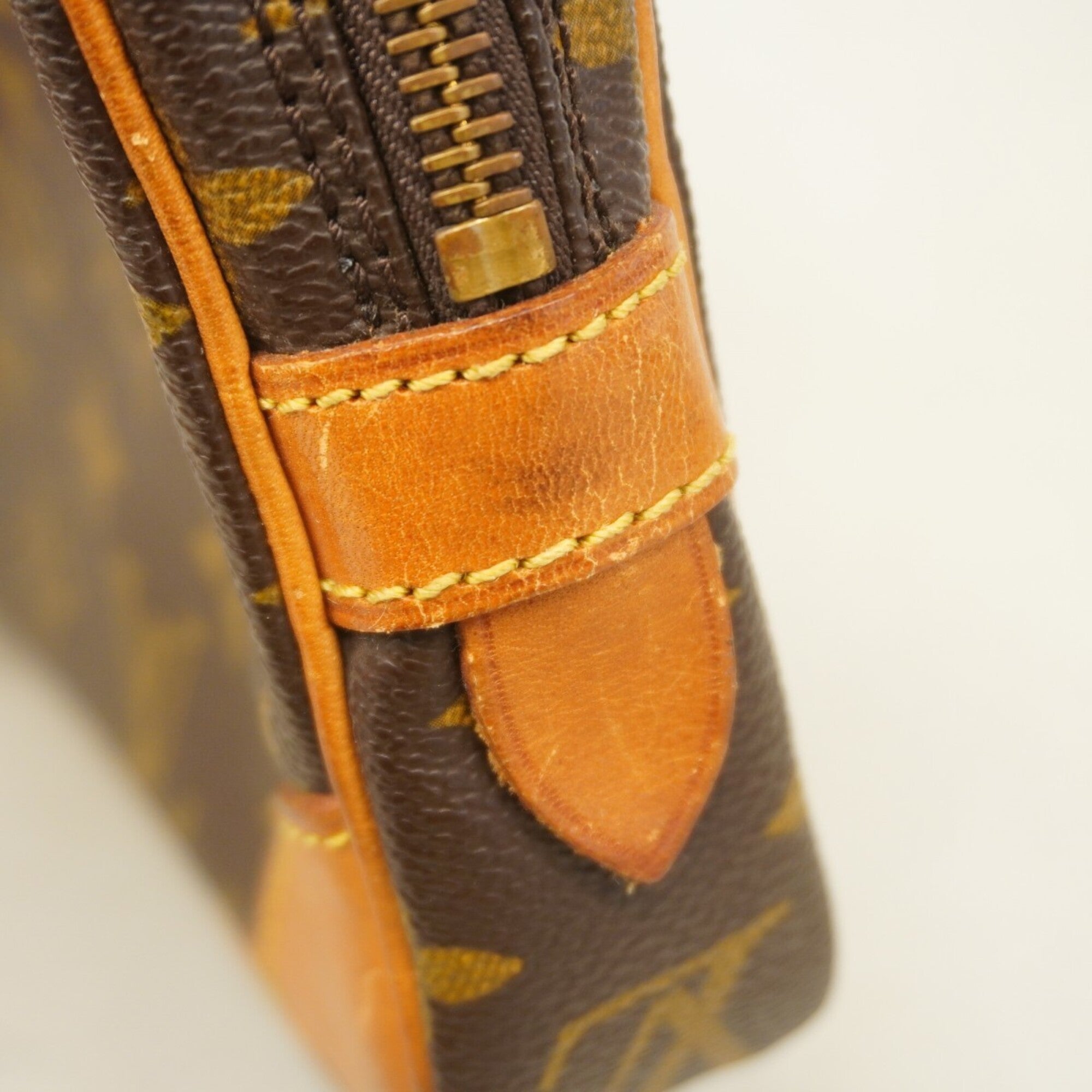 Louis Vuitton Brown Clutch Bag (Pre-Owned)