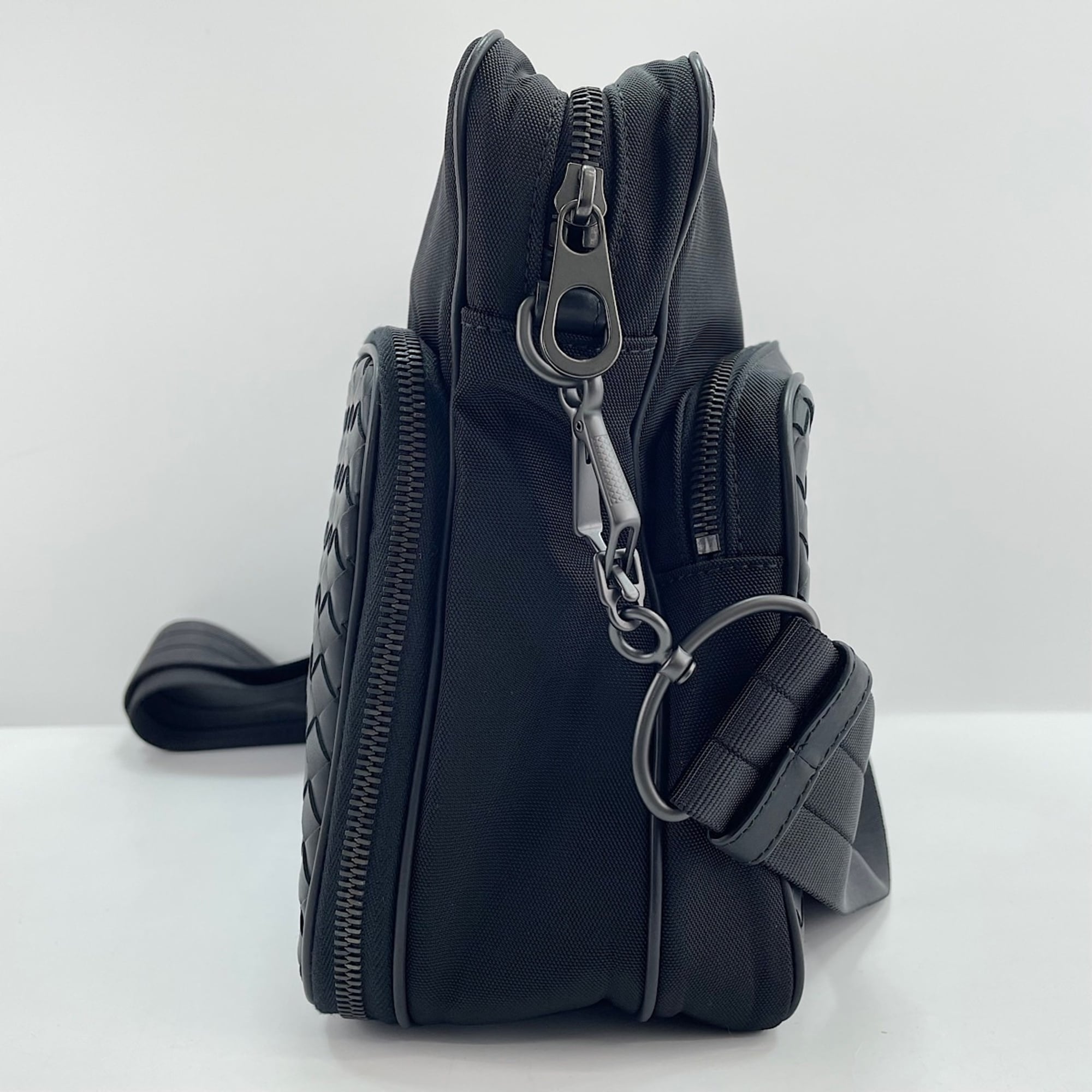 Bottega Veneta Black Intrecciato Shoulder Bag (Pre-Owned)
