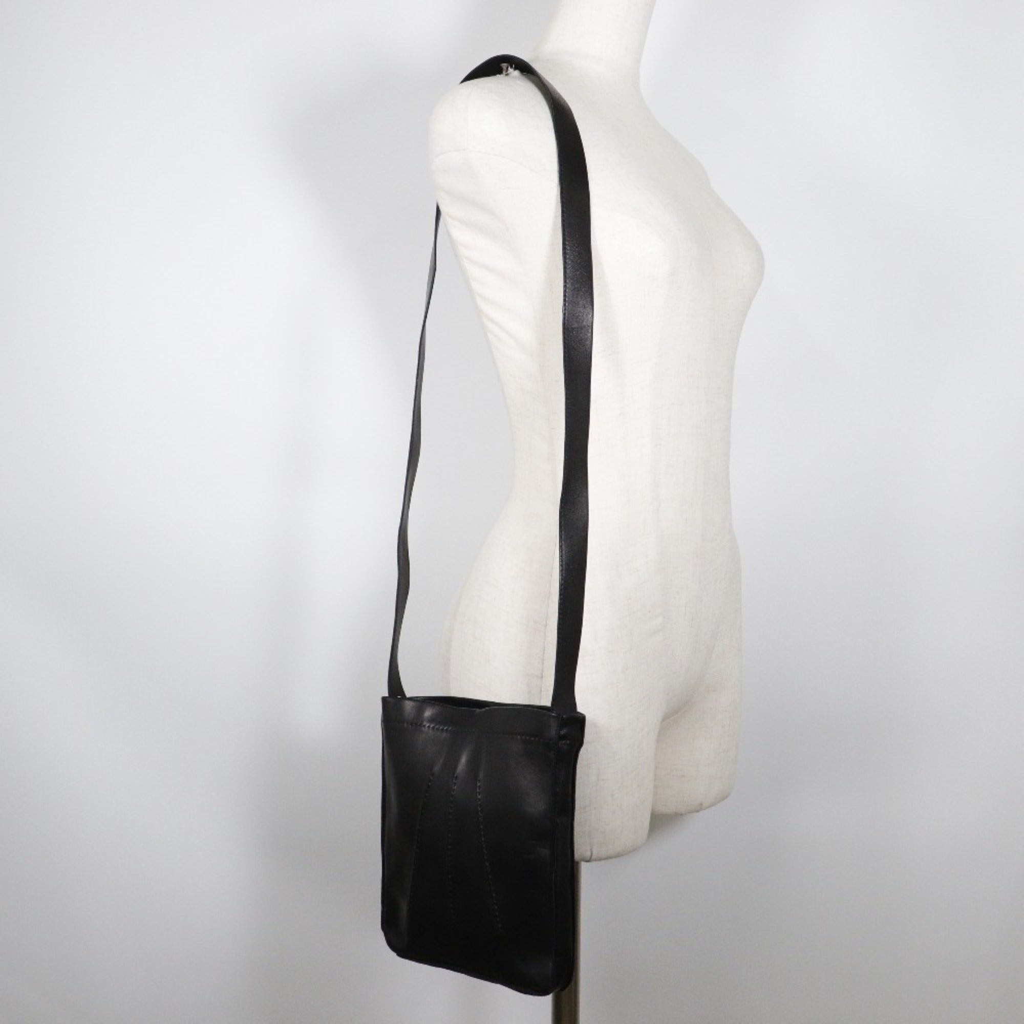 Hermes Black Leather Shoulder Bag (Pre-Owned)
