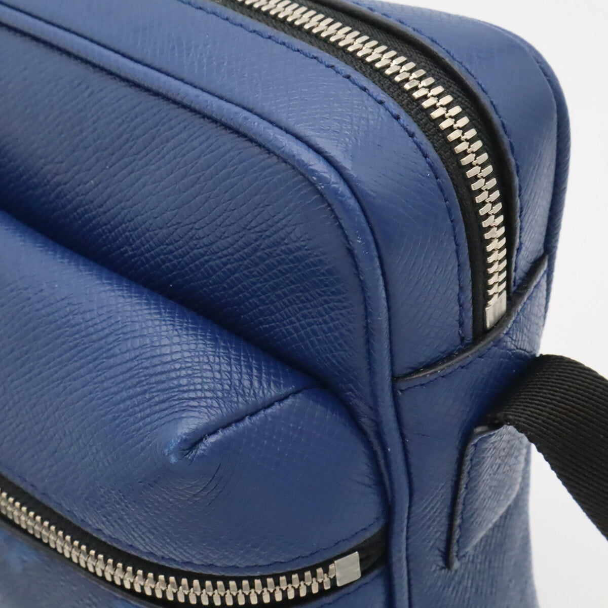 Louis Vuitton Taiga Cobalt Taiga Leather Shoulder Bag (Pre-Owned)