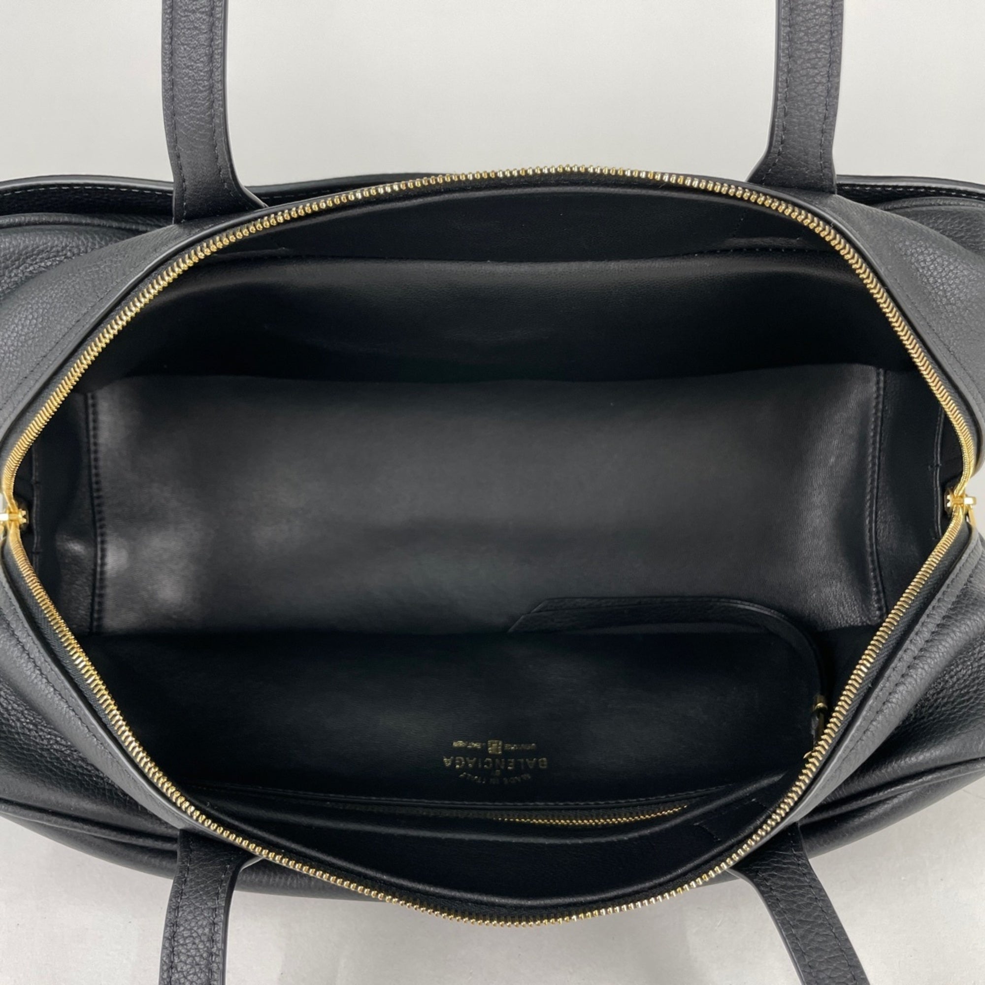Balenciaga Black Leather Shoulder Bag (Pre-Owned)