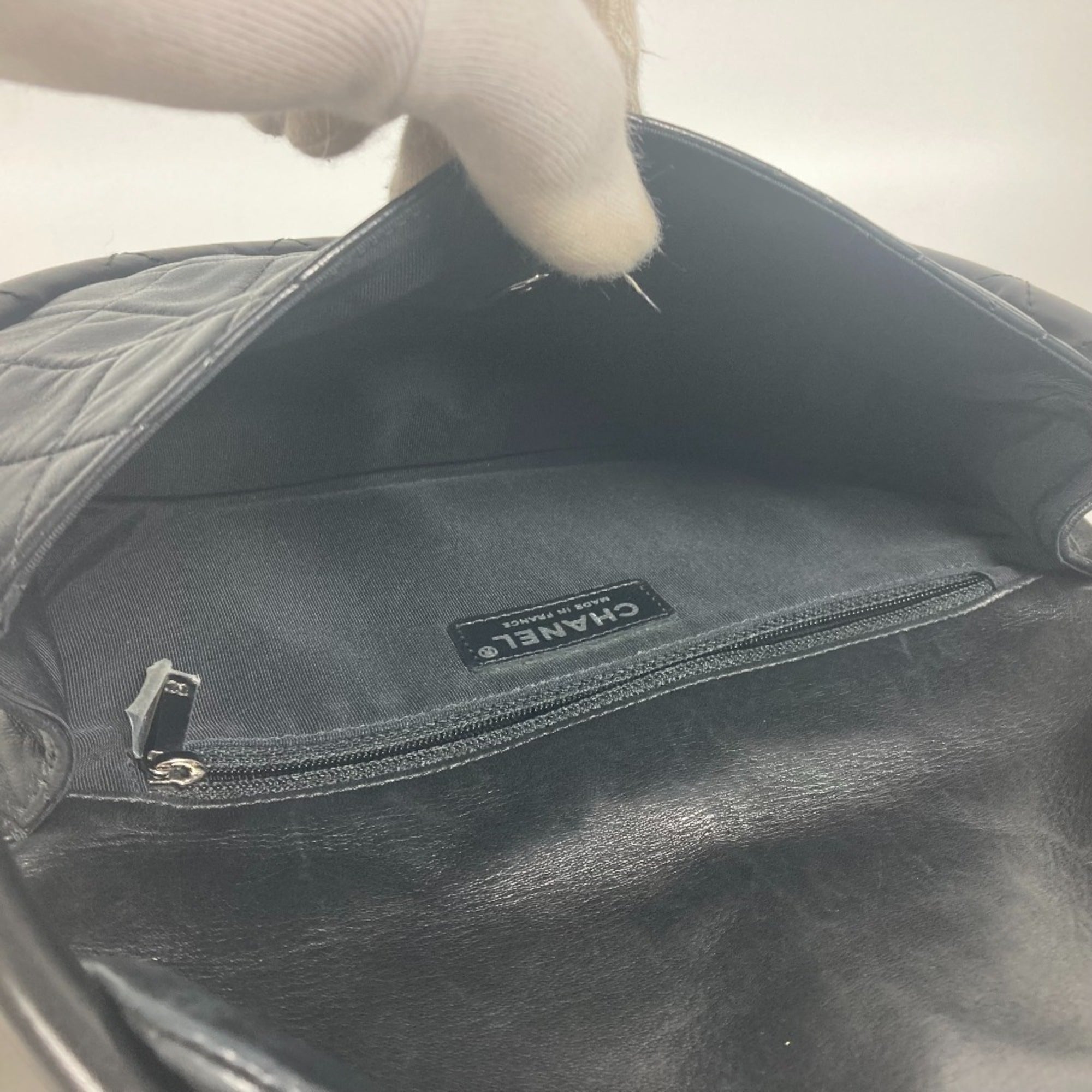 Chanel Black Leather Handbag (Pre-Owned)