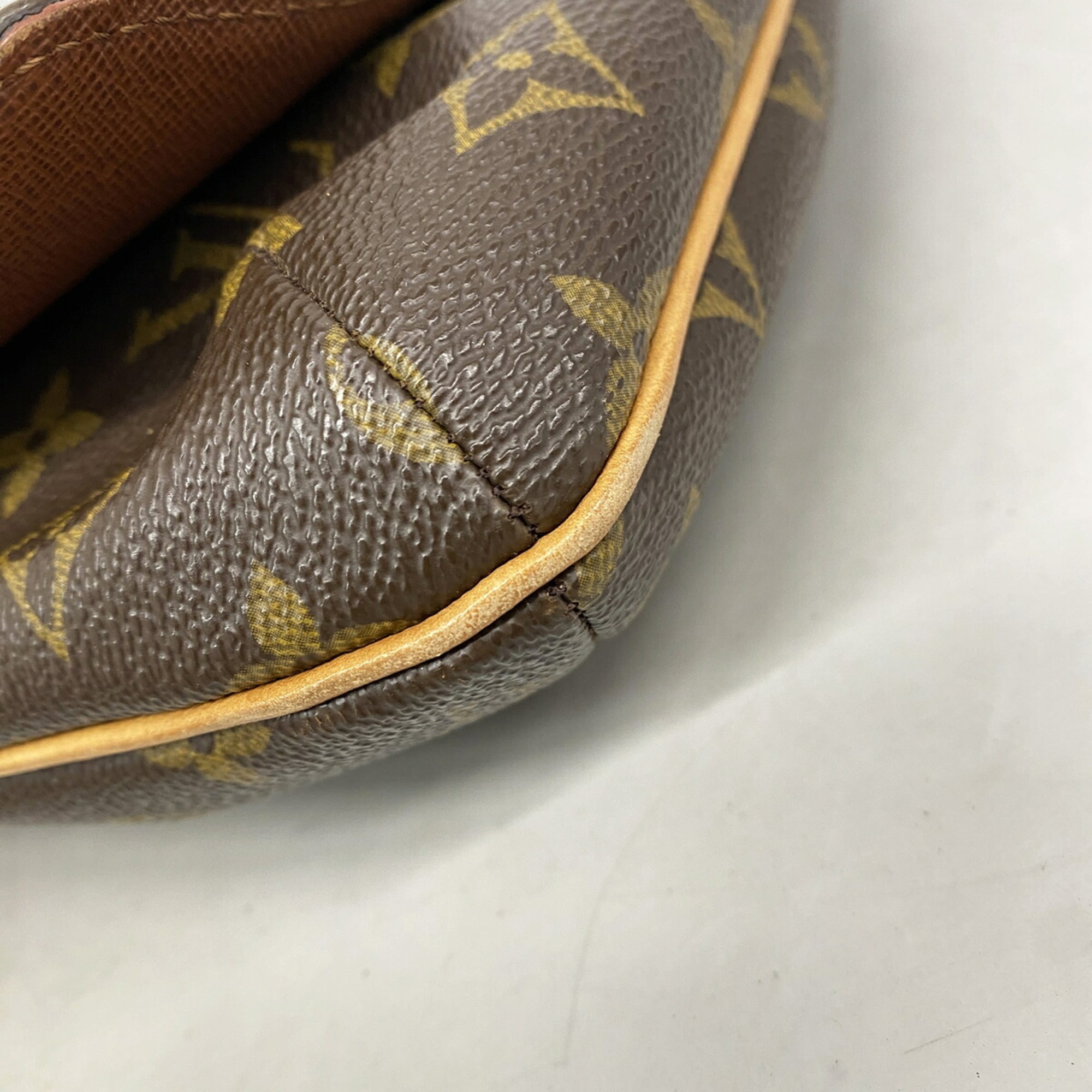 Louis Vuitton Brown Shoulder Bag (Pre-Owned)