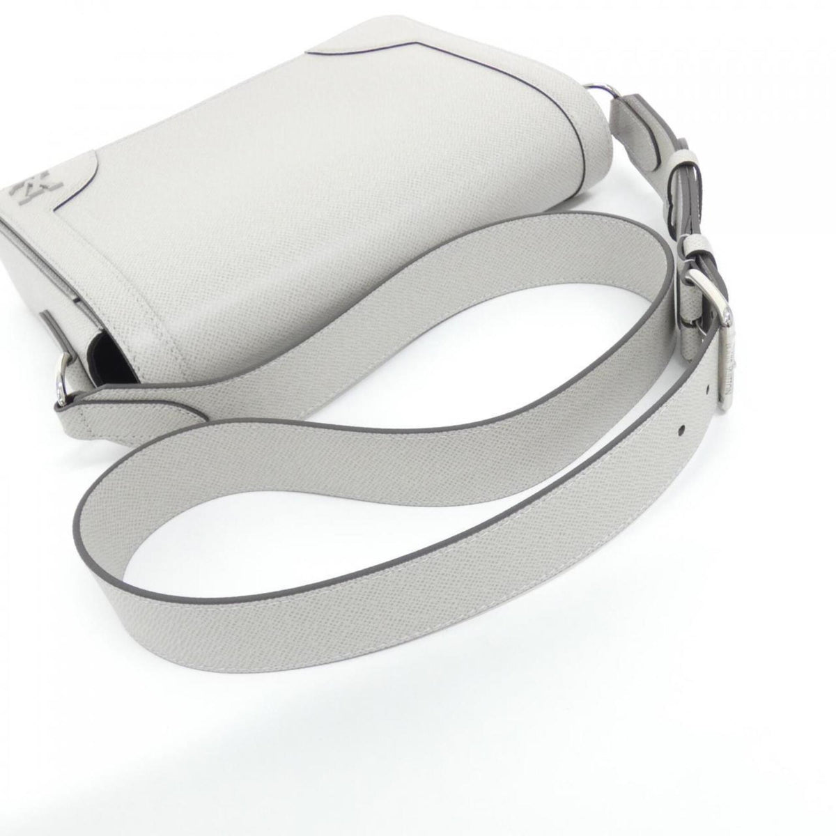 Louis Vuitton Beige Taiga Leather Shoulder Bag (Pre-Owned)