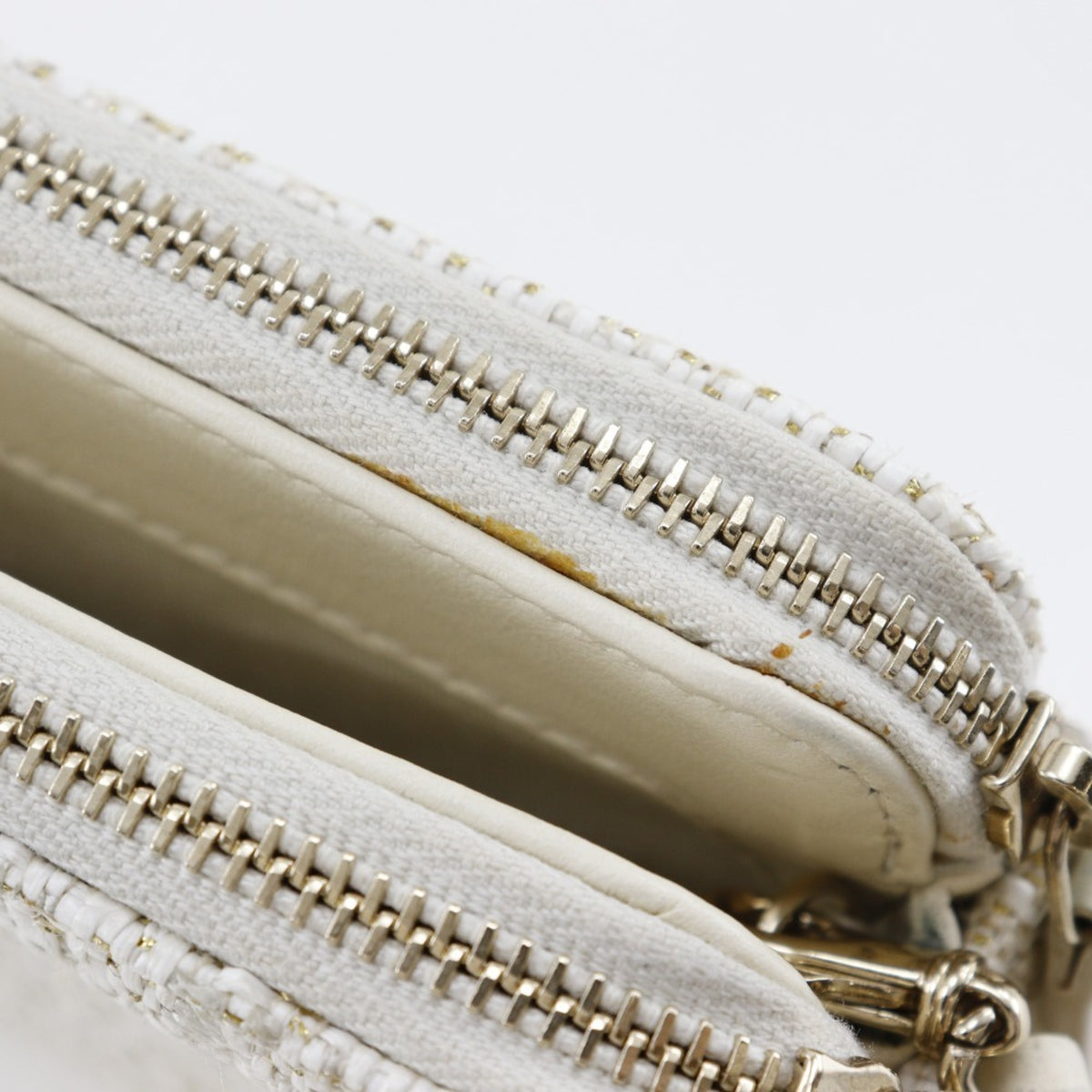 Chanel White Tweed Shoulder Bag (Pre-Owned)