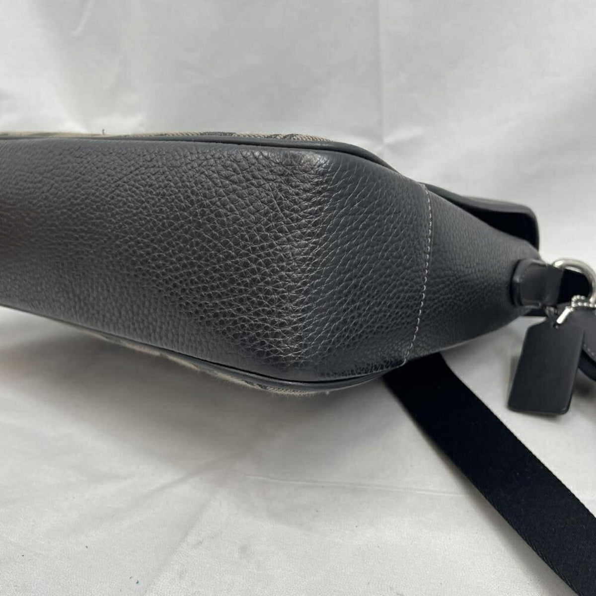 Coach Leather Shoulder Bag (Pre-Owned)