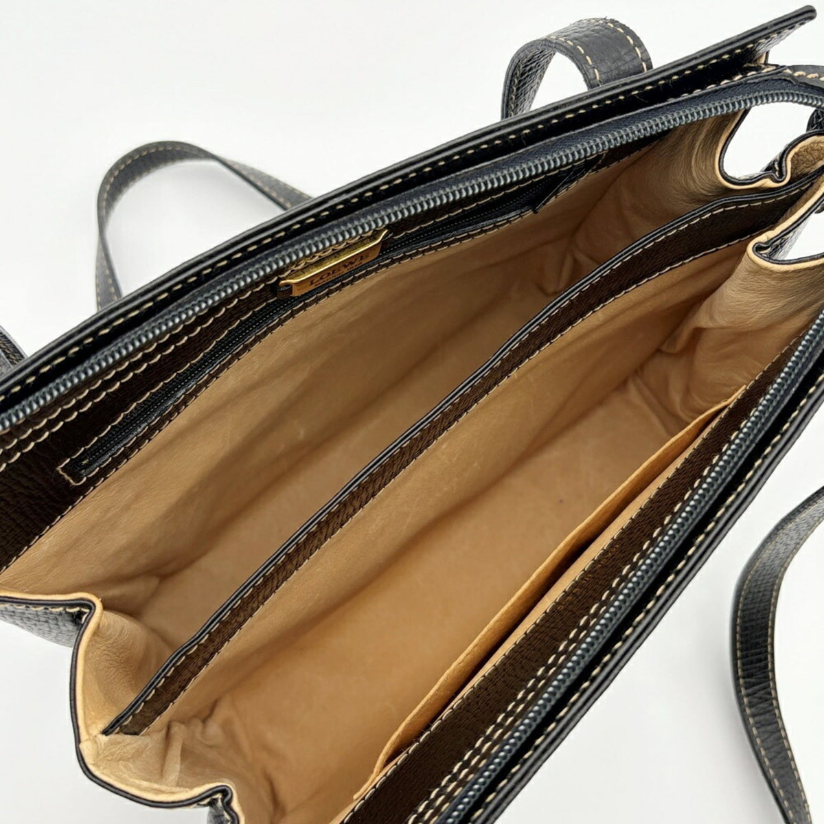 Loewe Barcelona Black Leather Shoulder Bag (Pre-Owned)