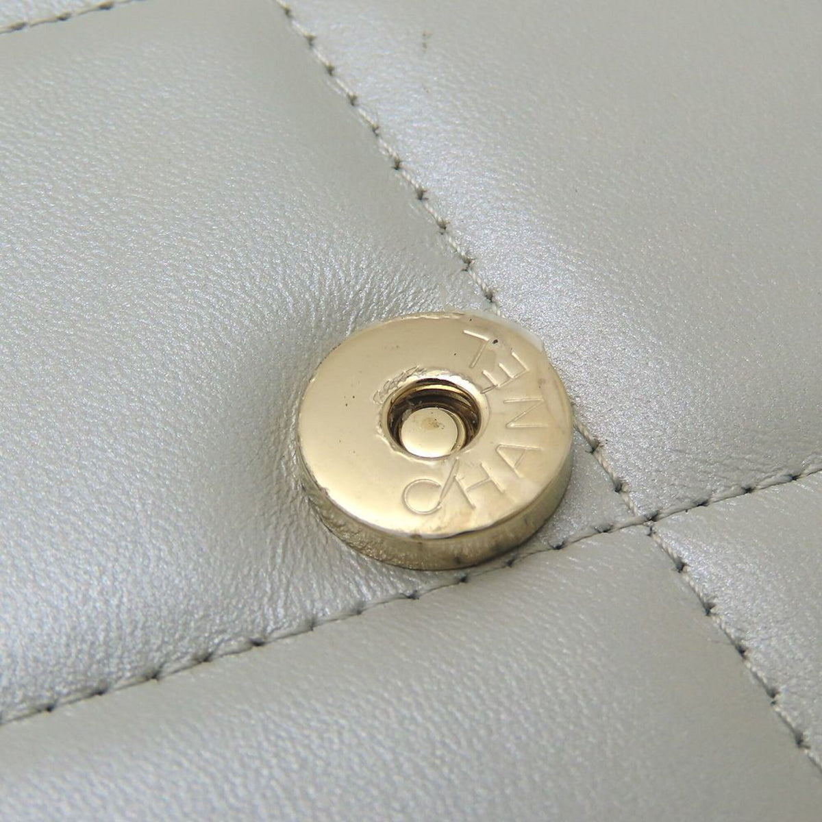 Chanel Light Gray Shoulder Bag (Pre-Owned)
