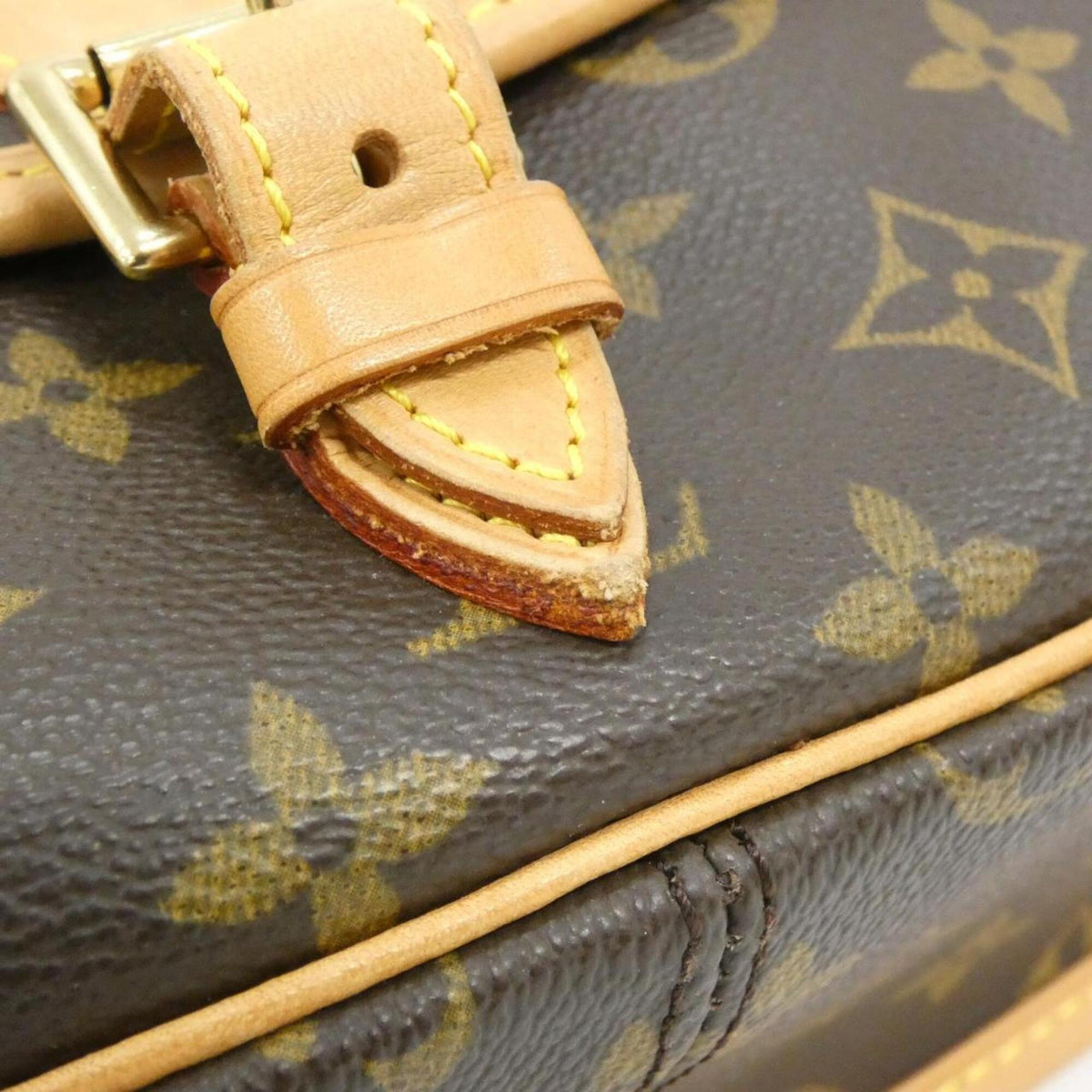 Louis Vuitton Marron Coated Canvas Shoulder Bag (Pre-Owned)