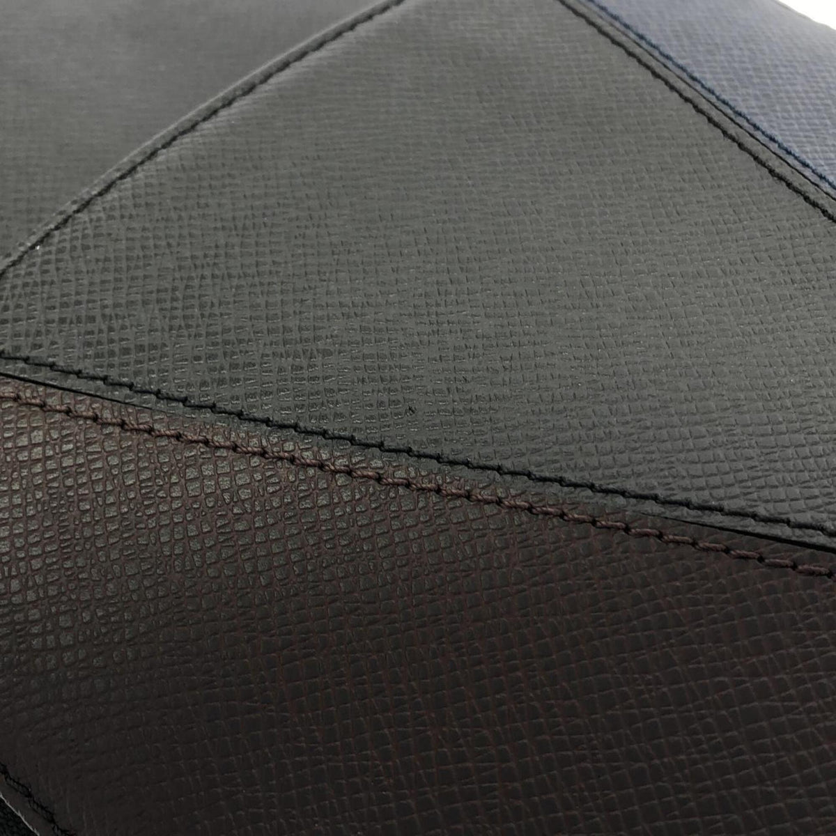 Louis Vuitton Black Leather Shoulder Bag (Pre-Owned)