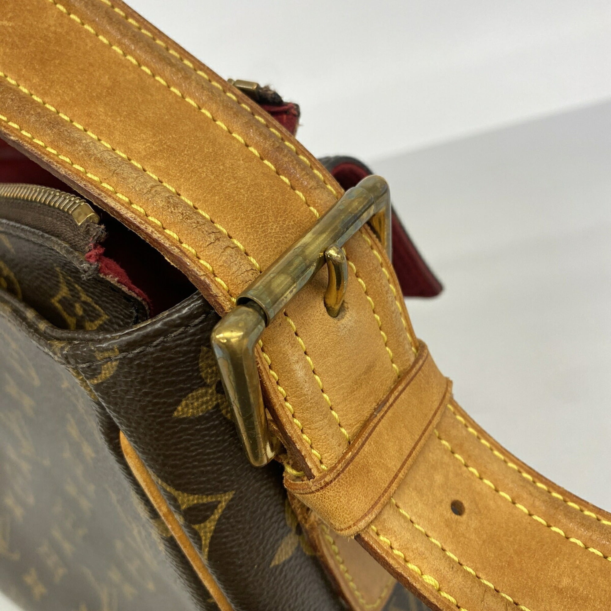 Louis Vuitton Brown Shoulder Bag (Pre-Owned)