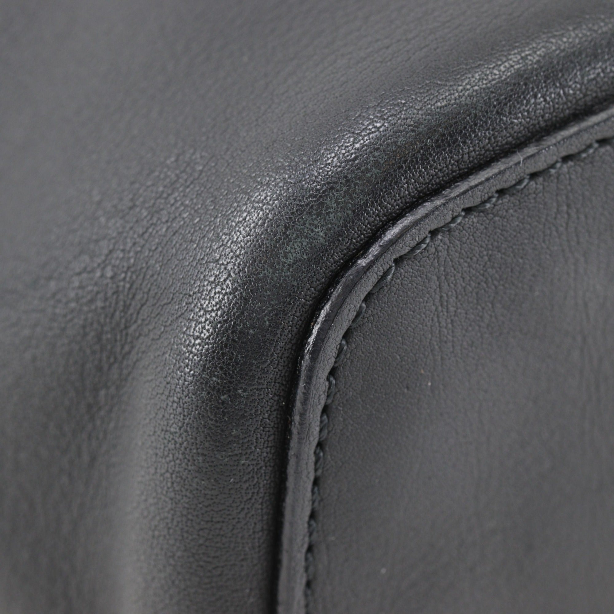 Loewe Black Leather Shoulder Bag (Pre-Owned)