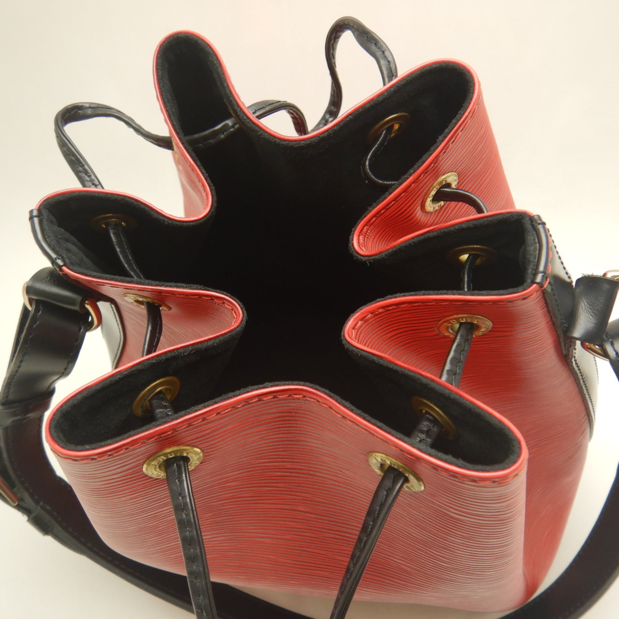 Louis Vuitton Castilian Red Noir Epi Leather Shoulder Bag (Pre-Owned)