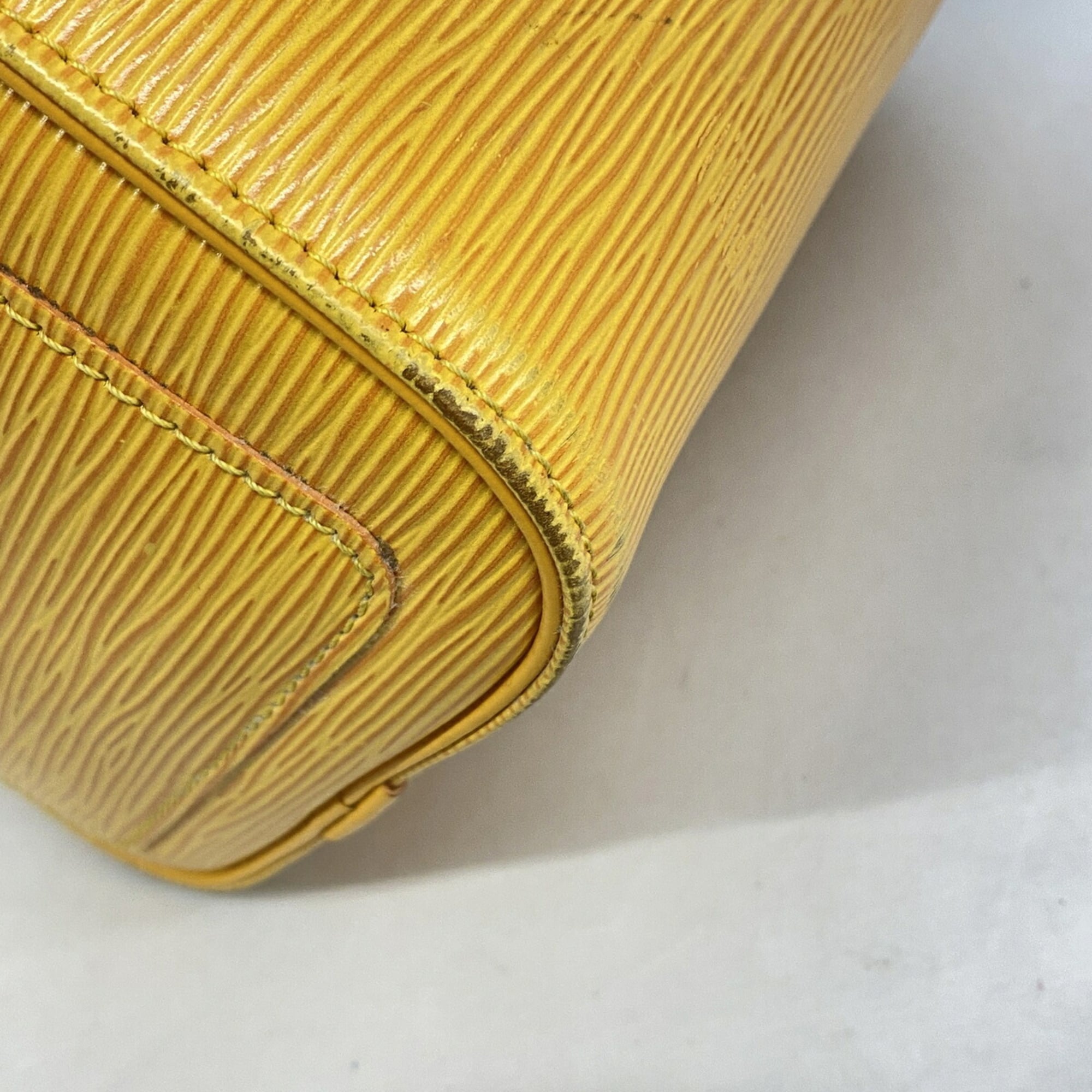 Louis Vuitton Jaune Handbag (Pre-Owned)