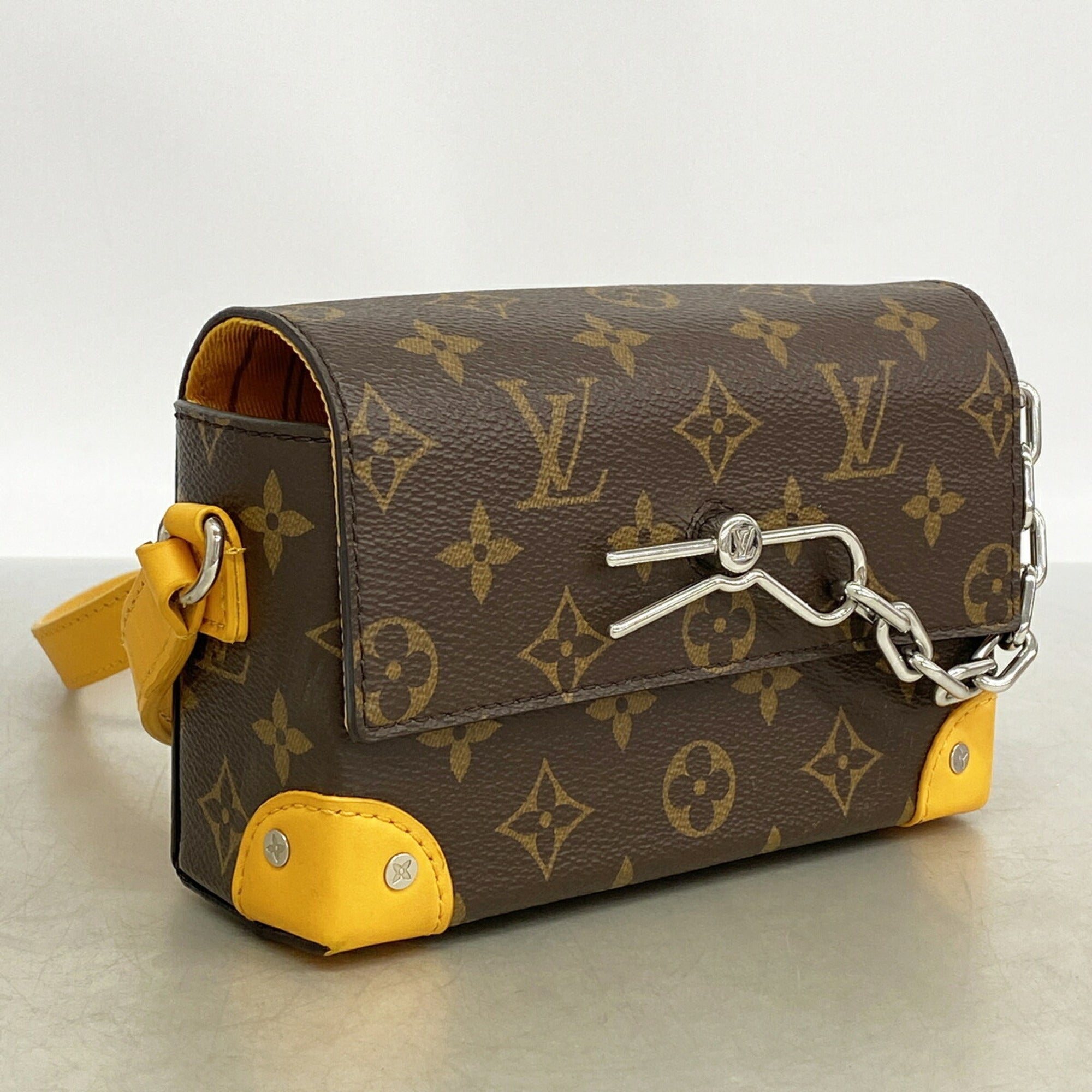 Louis Vuitton Brown Shoulder Bag (Pre-Owned)