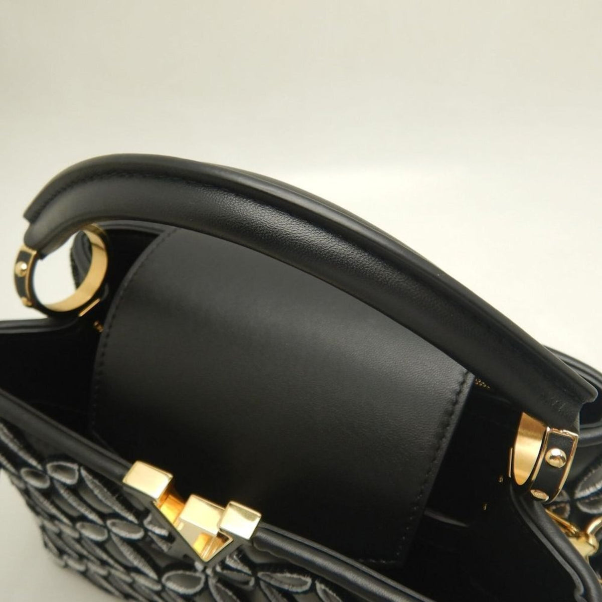 Louis Vuitton Noir Leather Handbag (Pre-Owned)
