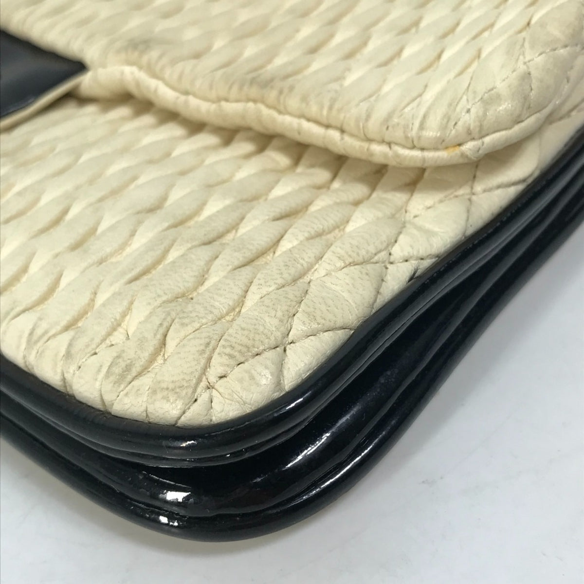 Chanel White Leather Shoulder Bag (Pre-Owned)