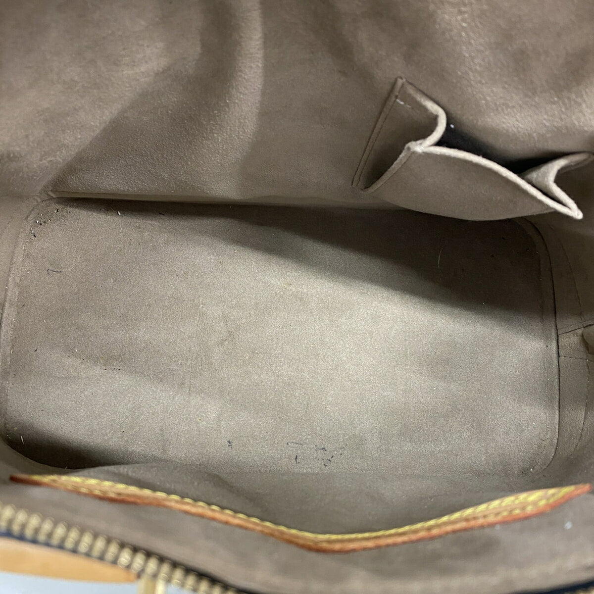 Louis Vuitton Noir Handbag (Pre-Owned)