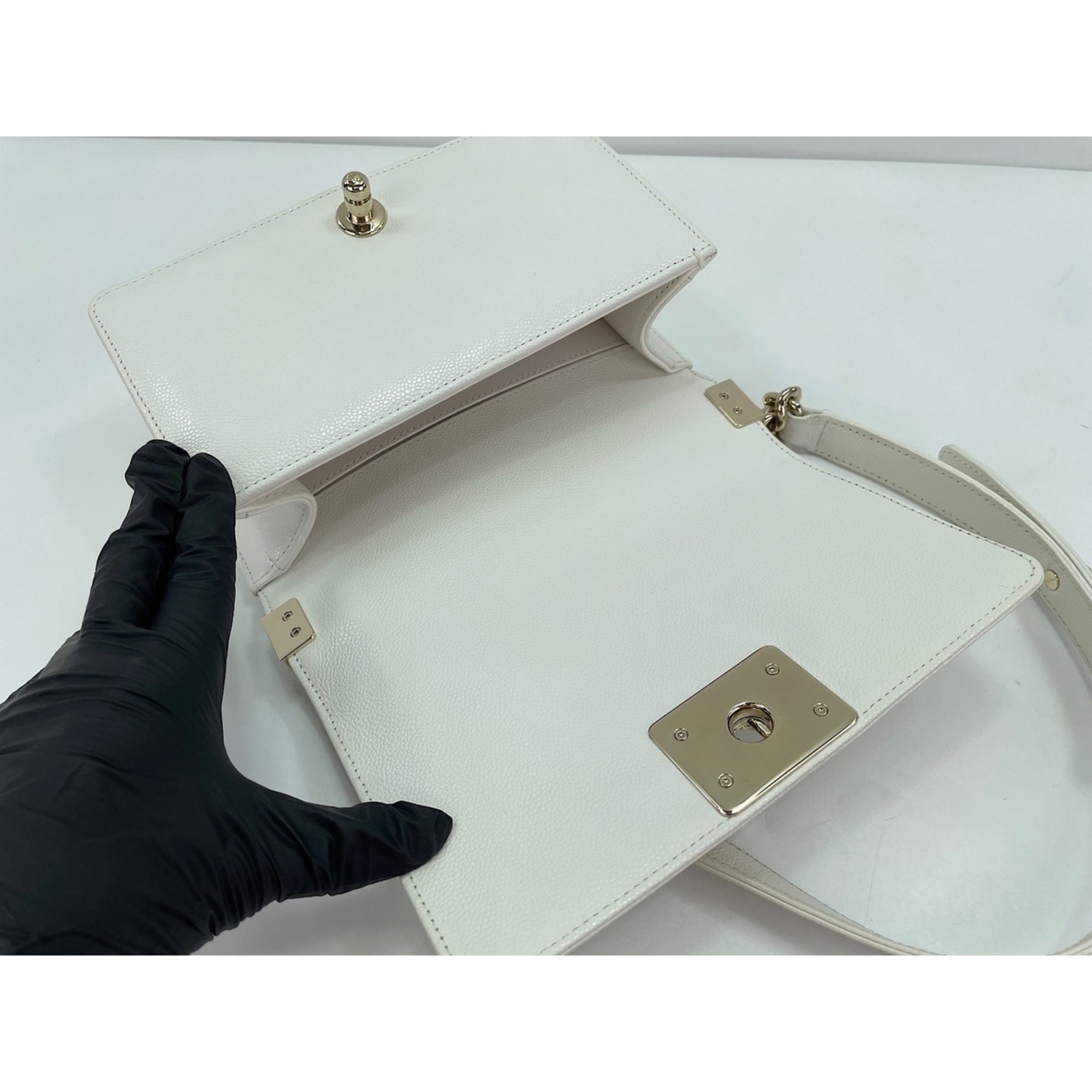 Chanel White Grained Calfskin Shoulder Bag (Pre-Owned)