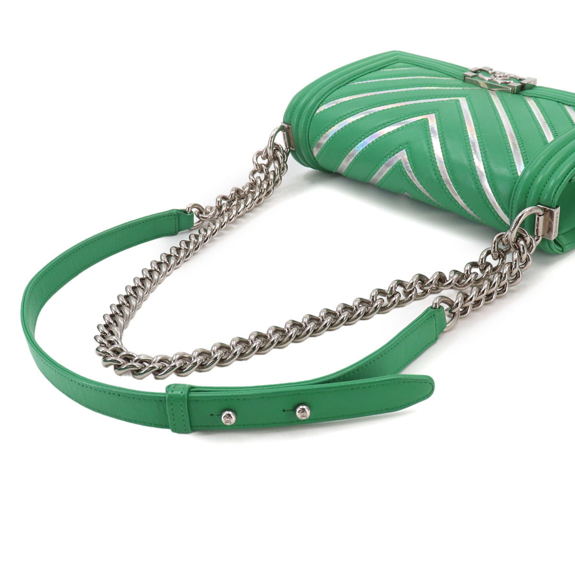 Chanel Boy Chanel Green Leather Handbag Shoulder Bag (Pre-Owned)