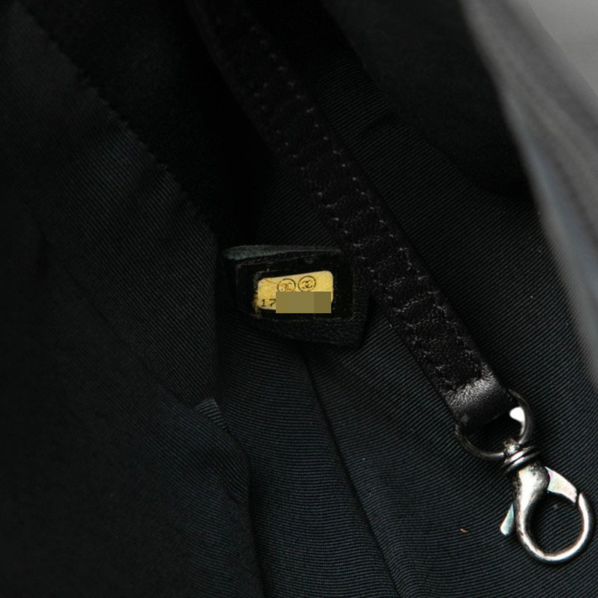 Chanel Black Leather Shoulder Bag (Pre-Owned)
