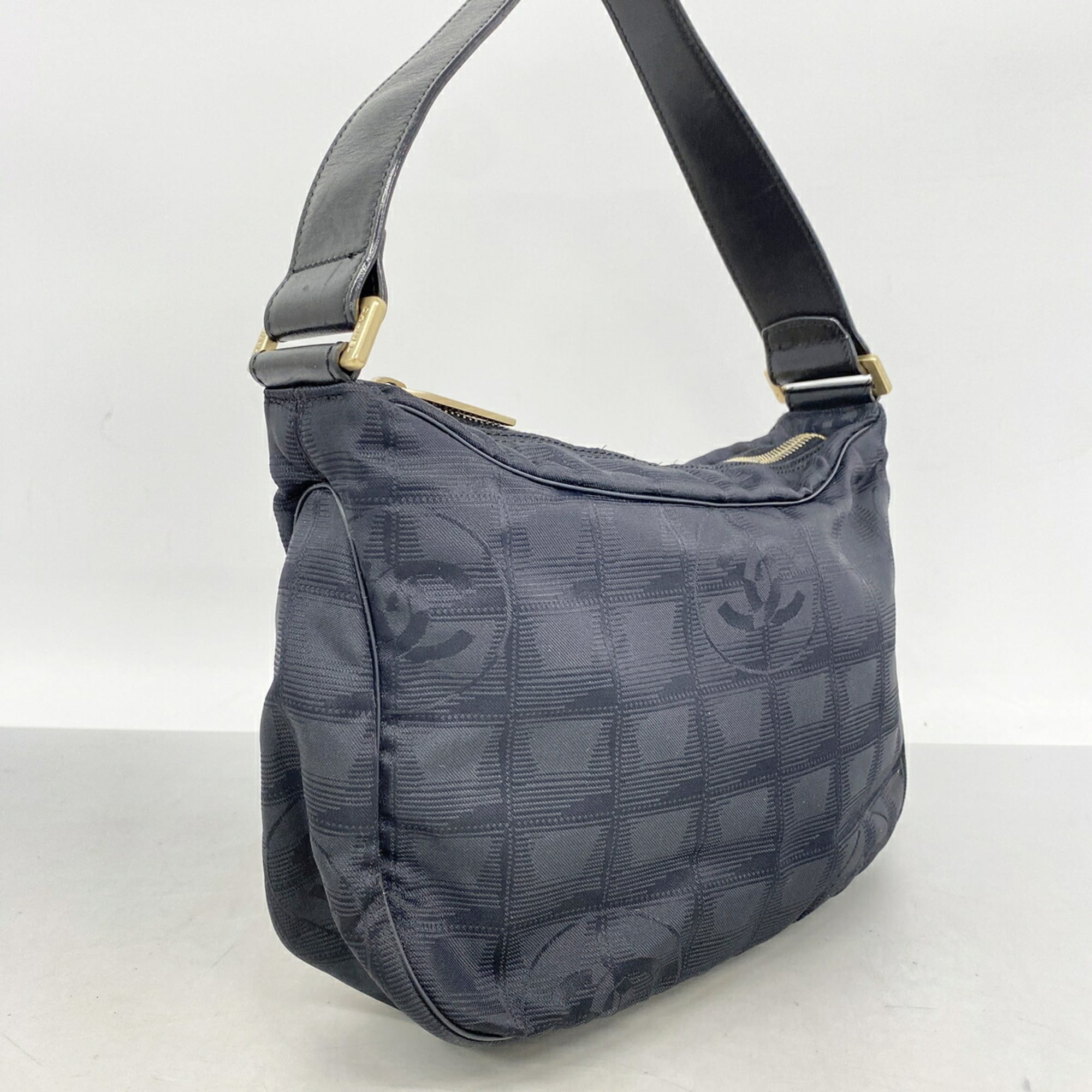 Chanel Black Nylon Shoulder Bag (Pre-Owned)