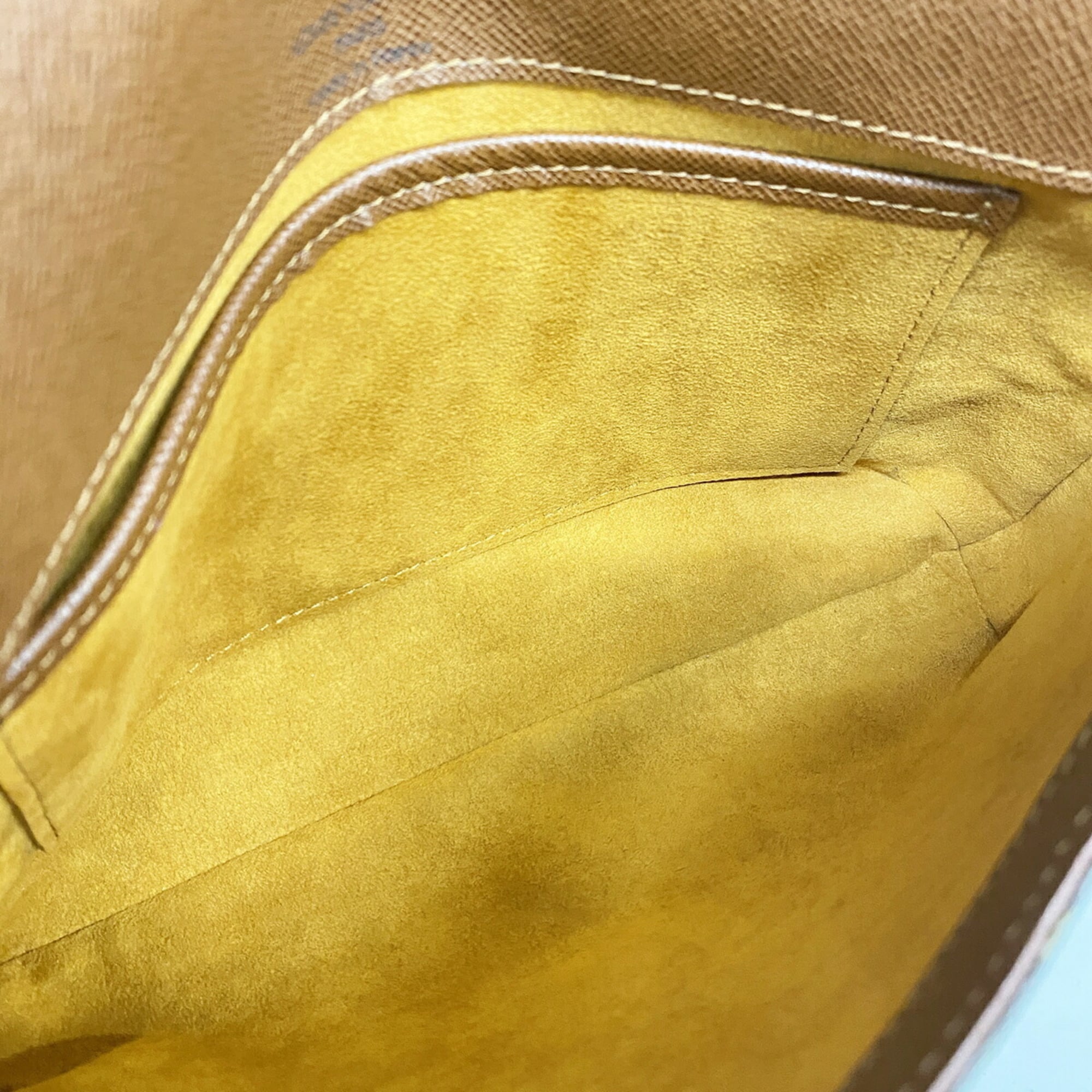 Louis Vuitton Brown Shoulder Bag (Pre-Owned)