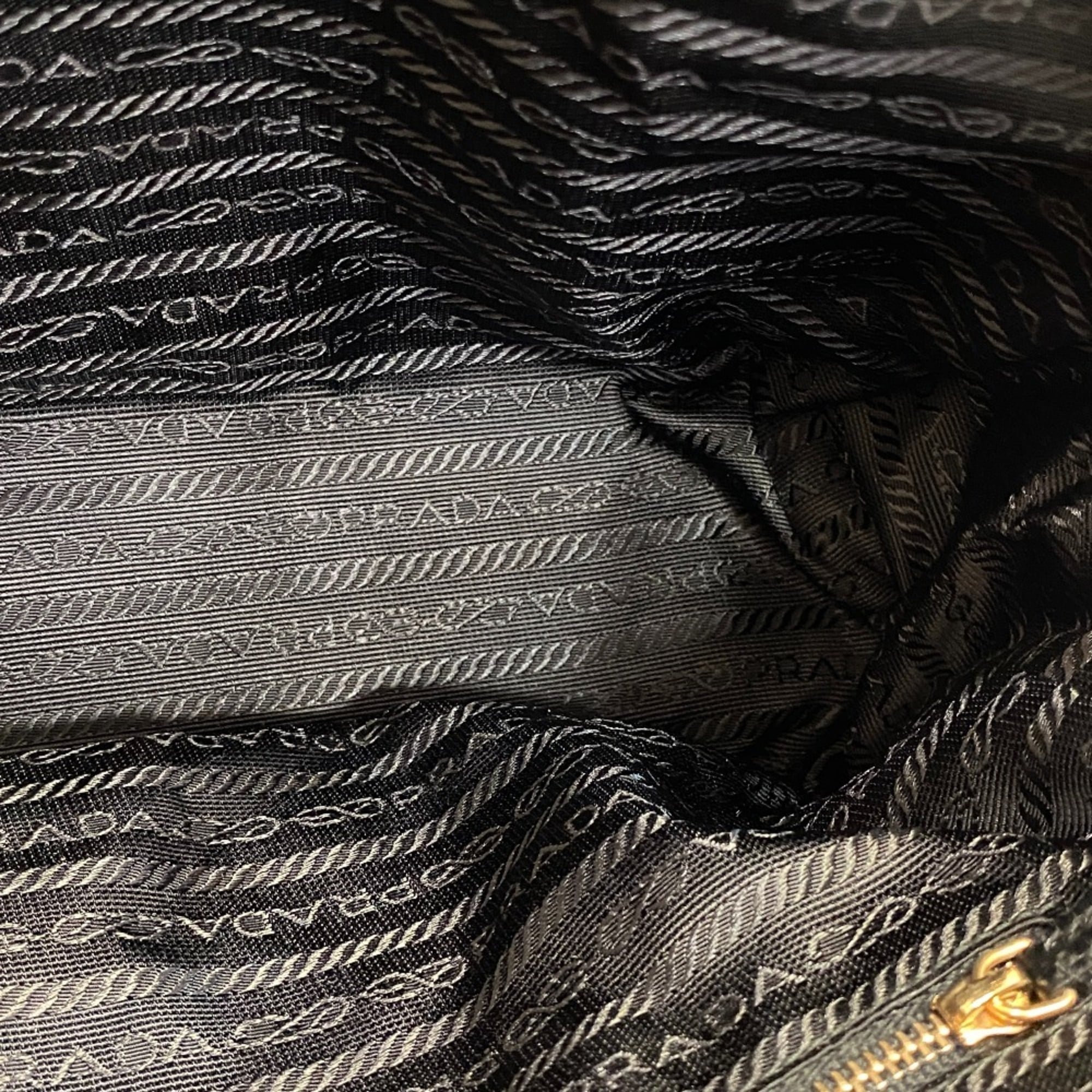 Prada Black Nylon (Pre-Owned)