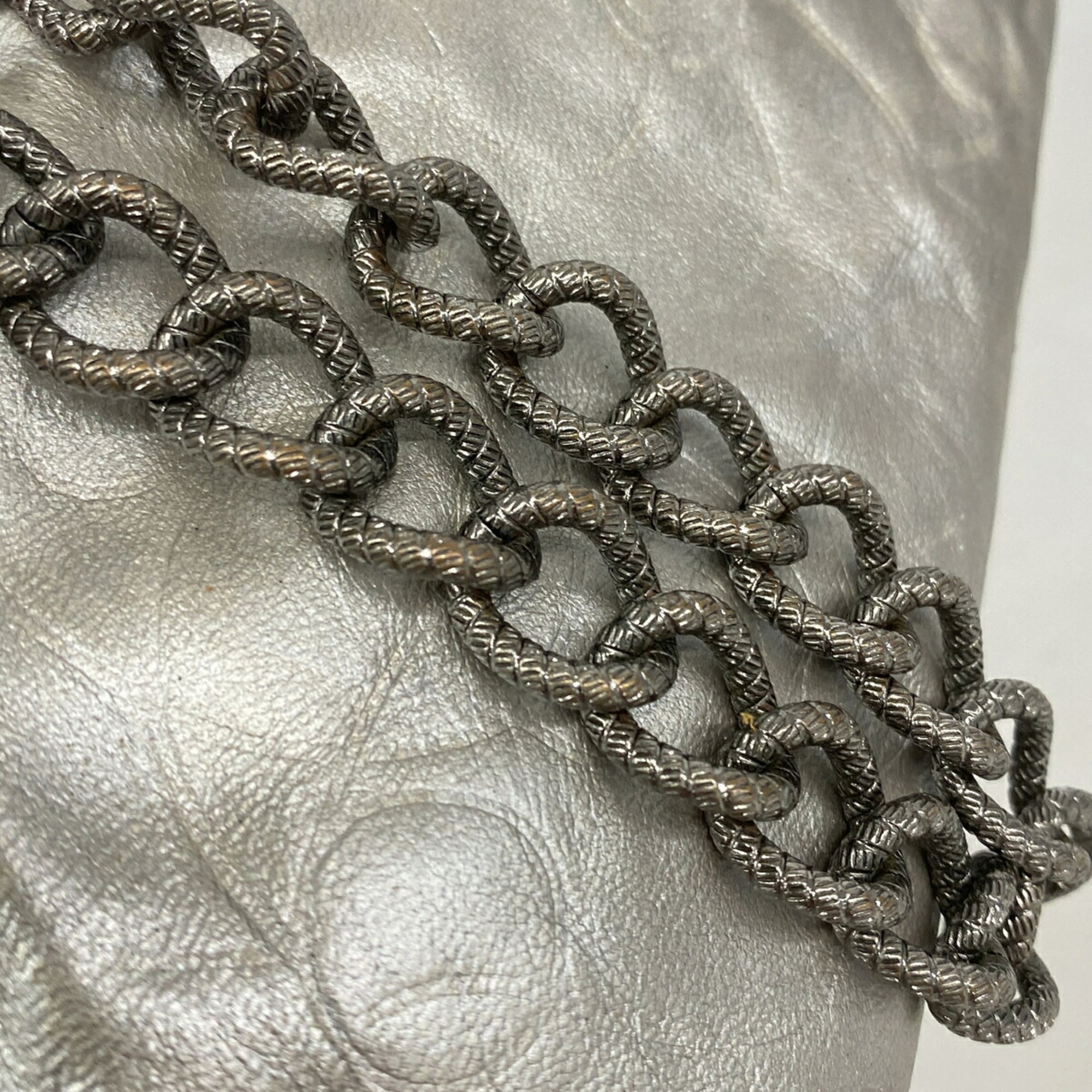Chanel Silver Leather Pouch (Pre-Owned)