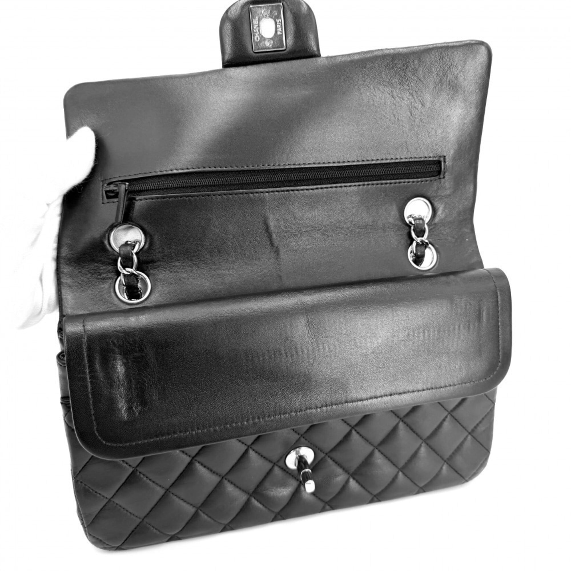 Chanel Black Leather Shoulder Bag (Pre-Owned)