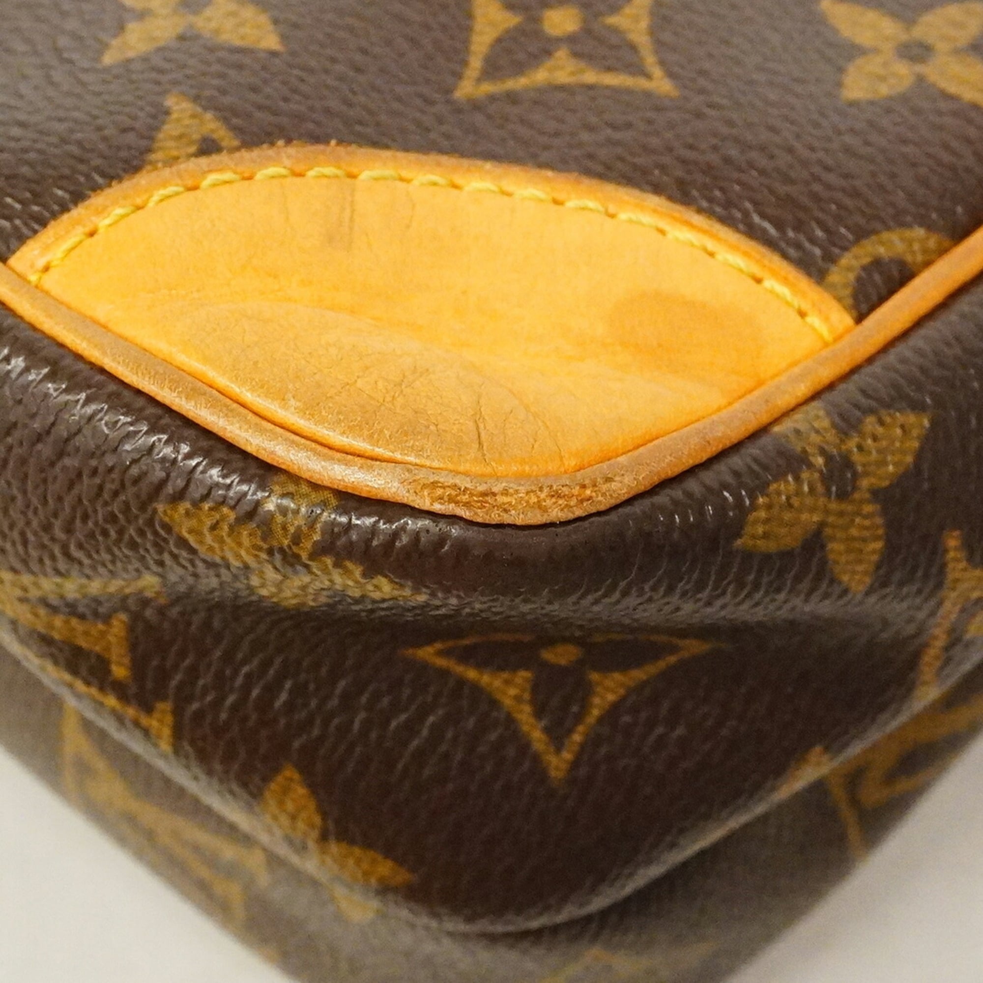 Louis Vuitton Brown Shoulder Bag (Pre-Owned)