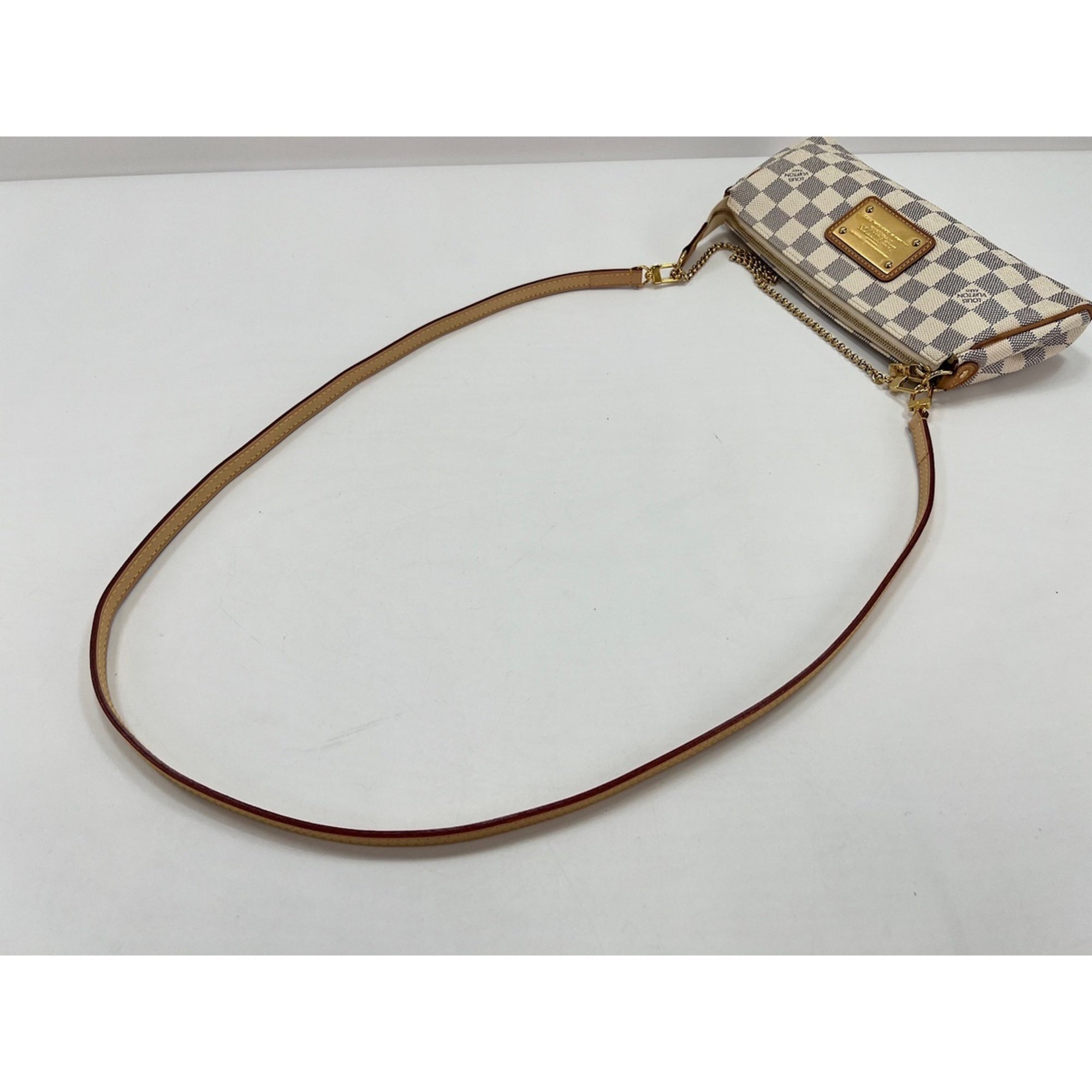 Louis Vuitton White Shoulder Bag (Pre-Owned)