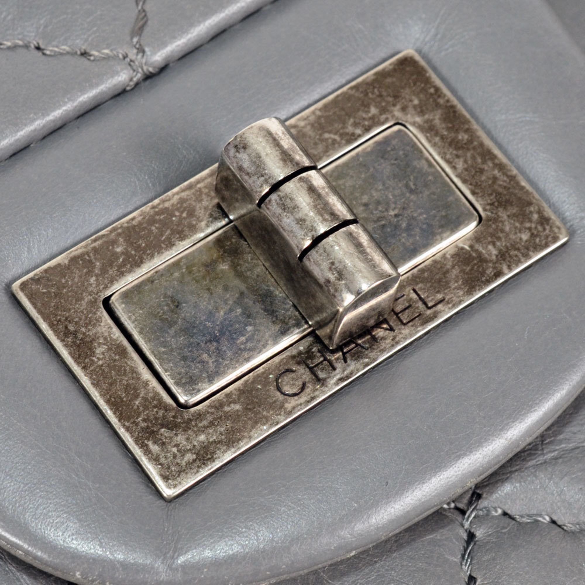 Chanel Gray Leather Shoulder Bag (Pre-Owned)
