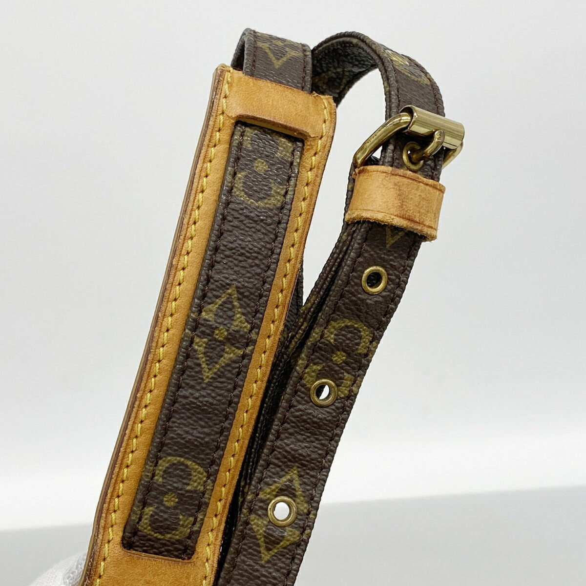 Louis Vuitton Brown Shoulder Bag (Pre-Owned)