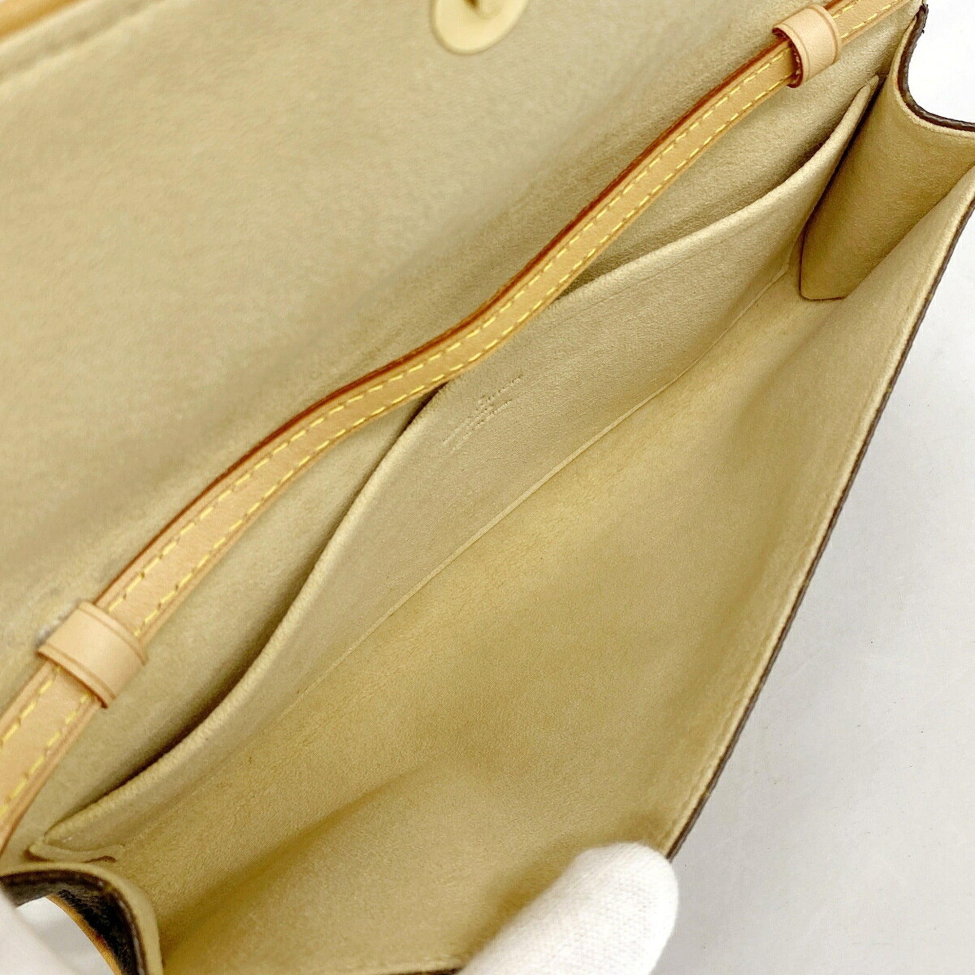 Louis Vuitton Brown Shoulder Bag (Pre-Owned)