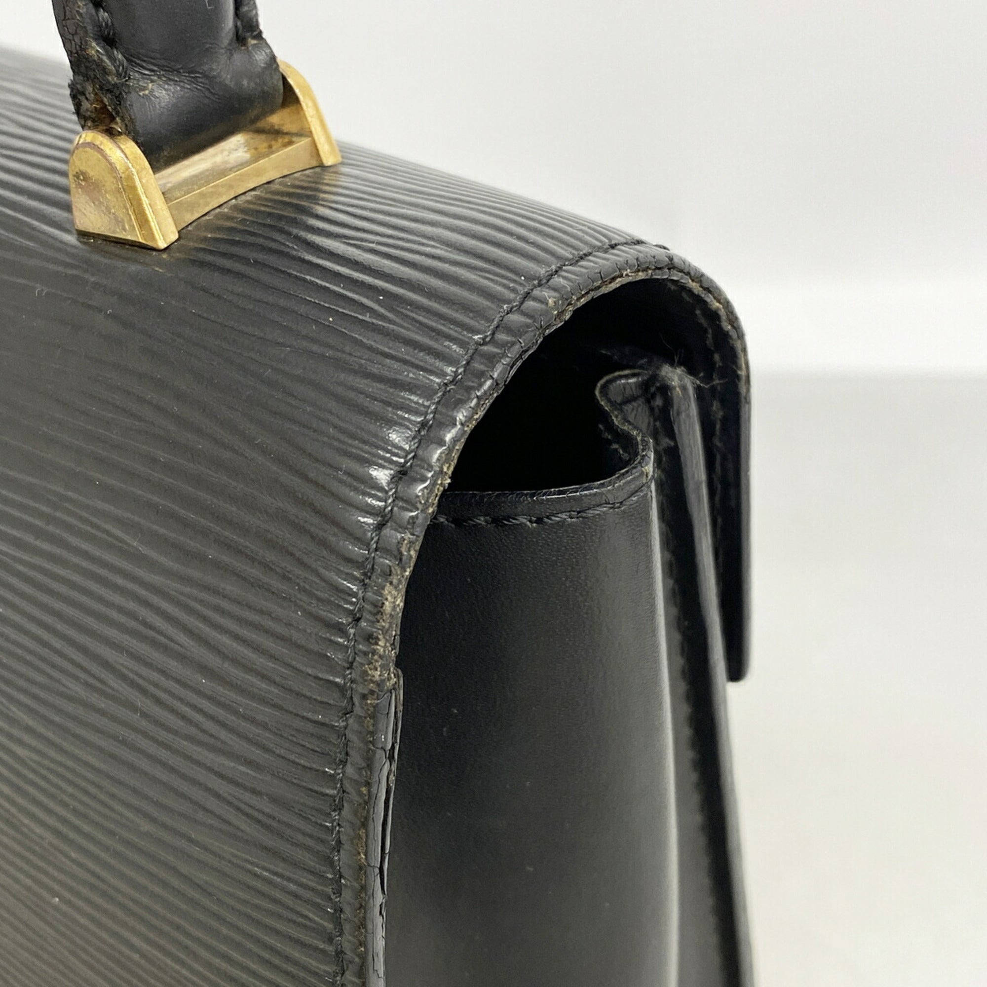 Louis Vuitton Noir Handbag (Pre-Owned)