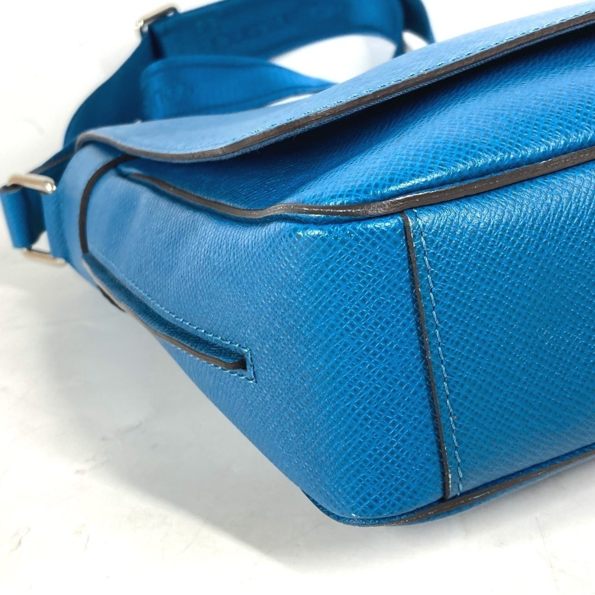 Louis Vuitton Blue Taiga Leather Messenger Bag Shoulder Bag (Pre-Owned)