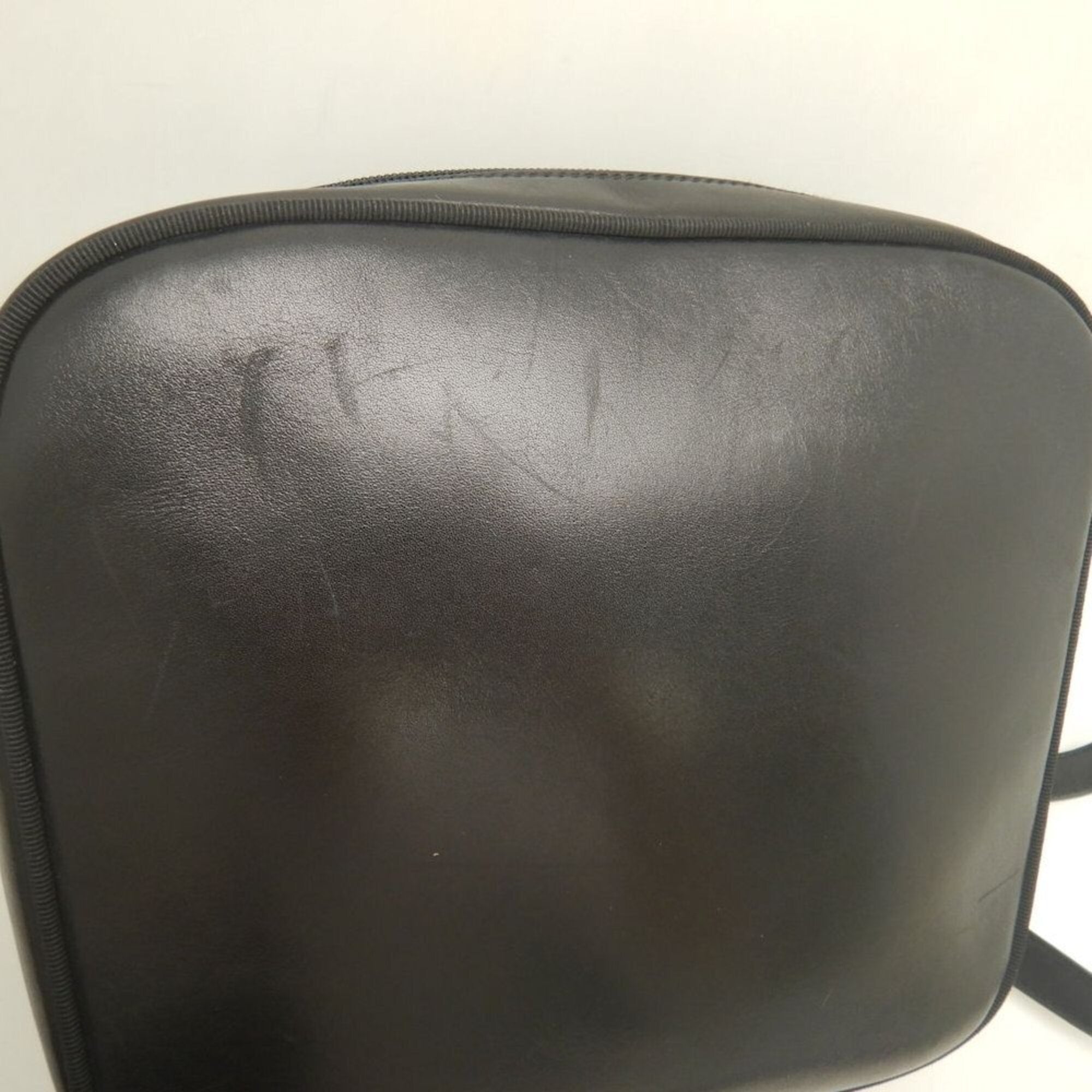 Salvatore Ferragamo Vara Black Leather Shoulder Bag (Pre-Owned)