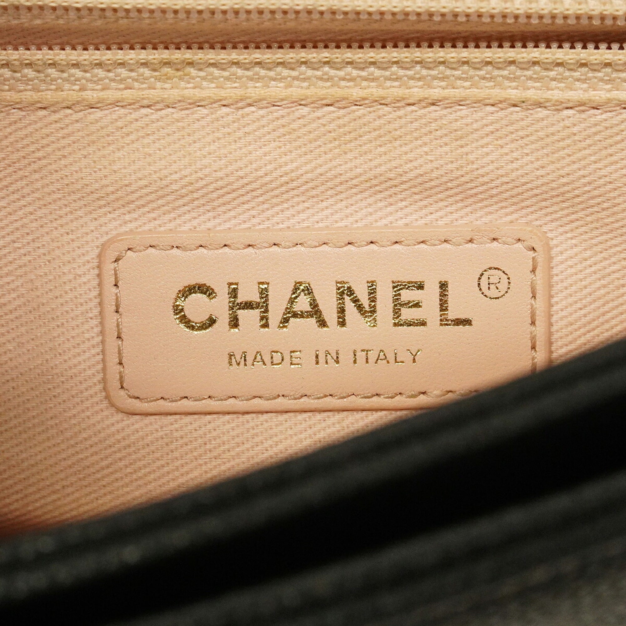 Chanel Black Grained Calfskin Handbag (Pre-Owned)